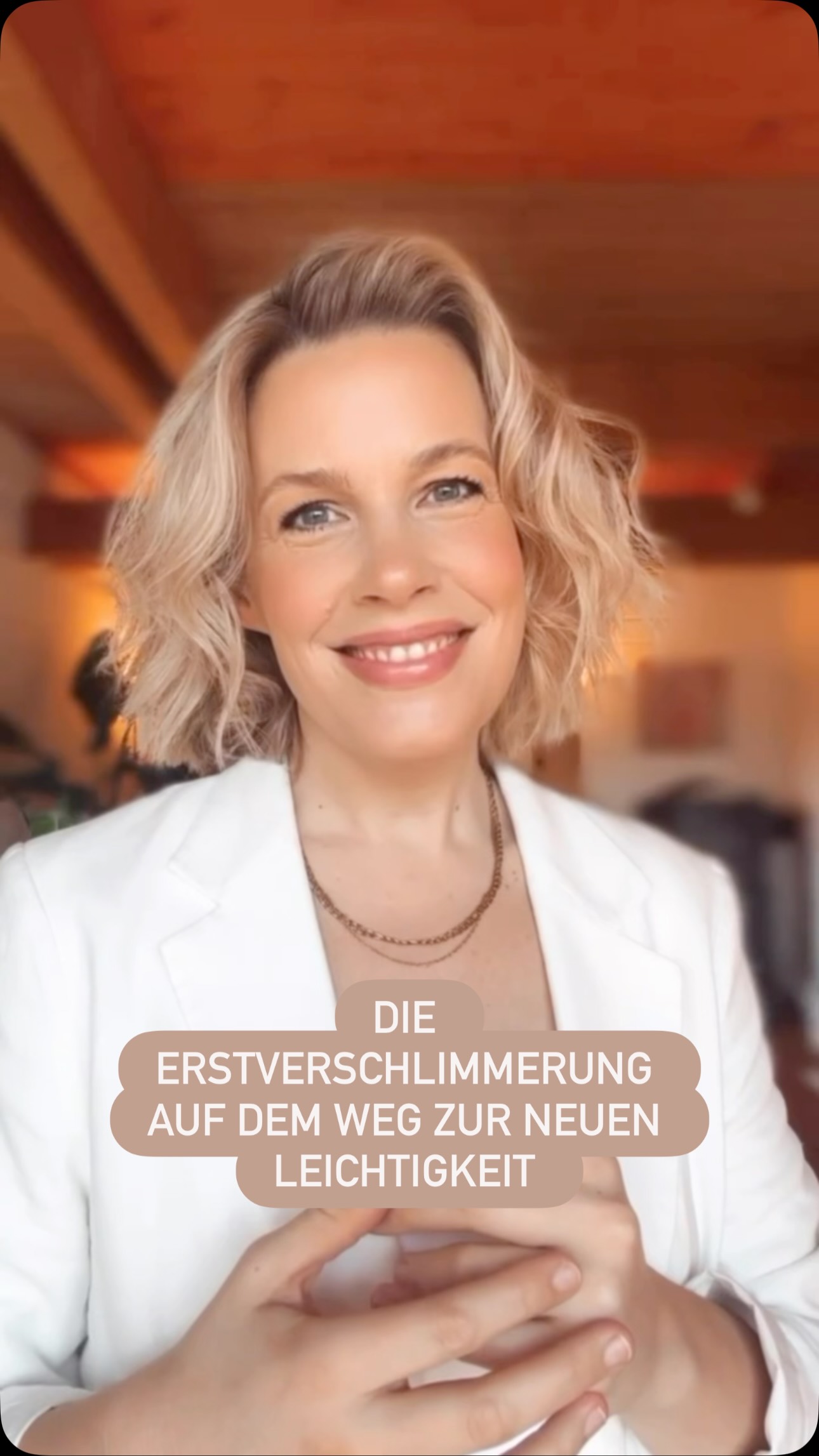 Veränderung ist nie einfach.
Veränderung ist chaotisch und messy und manchmal wahnsinnig anstrengend.
Aber wenn wir zurückschauen können wir immer so stolz sein auf uns und den Weg, den wir gegangen sind.
Ich merke an der „Erstverschlimmerung“ immer, dass ich auf dem richtigen Weg bin.
Meine Beobachtung ist, dass genau an dieser Stelle viele Menschen aufgeben. Wenn es unbequem und chaotisch wird. Aber wenn es chaotisch wird ist das Wachstum und die neue Leichtigkeit immer schon greifbar.
Wo stehst du gerade? Alles leicht und easy oder eher mitten im Wachstumsprozess.
An einer Wand an meiner Uni stand damals das Zitat von Walt Whitman: „NIEMALS WAR MEHR ANFANG ALS JETZT“. Nicht einfach aber kostbar.
Lasst uns das Chaos der Veränderung genießen und einfach weiter wachsen. Mit Pausen. Mit Weggefährten und mit HINGABE!
Du bist genau du richtig wo du gerade bist.
Es wird bald wieder heller und leichter
Shine your light & go after amazing!
Deine Lotta
💫#sichtbarkeit #soulbusiness #businessmentor #personalbranding #hamburg #neustart