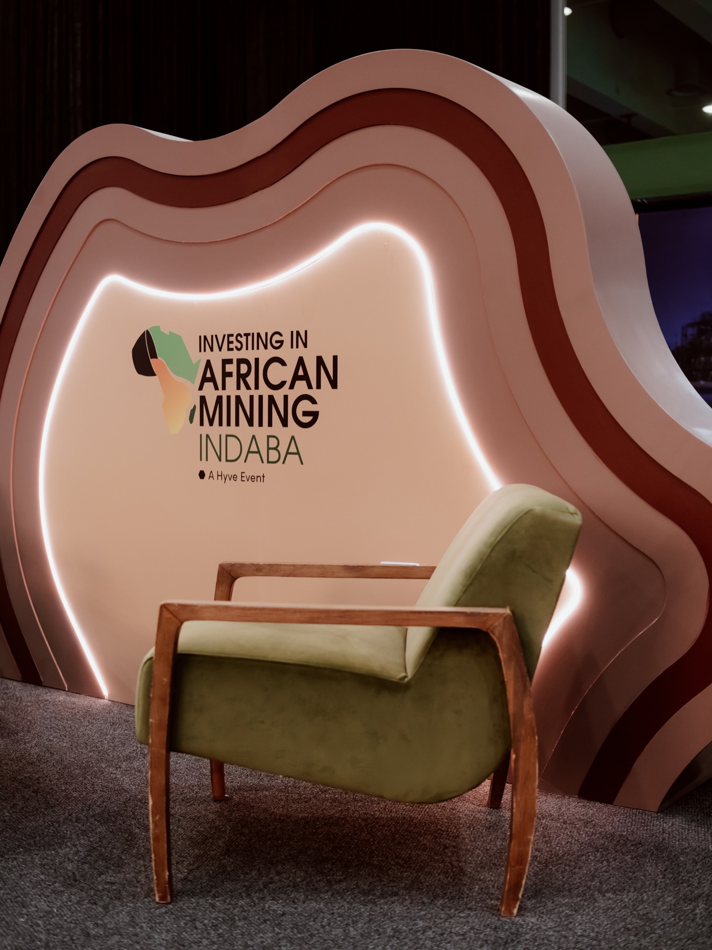 ✨The Pit Stop✨
Built for @miningindaba , designed for the pause between the power moves!
Can we take a collective moment for that bar bulkhead? A sculptural halo towering above the crowd. Layered, ribbed, and radiating light like a modern-day chandelier reimagined for the exhibition floor.
A Happinest™ Custom Made You Look moment if we have ever seen one 💙
#MI26 #miningindaba2026 #happinestcustom #capetown #expobuilders