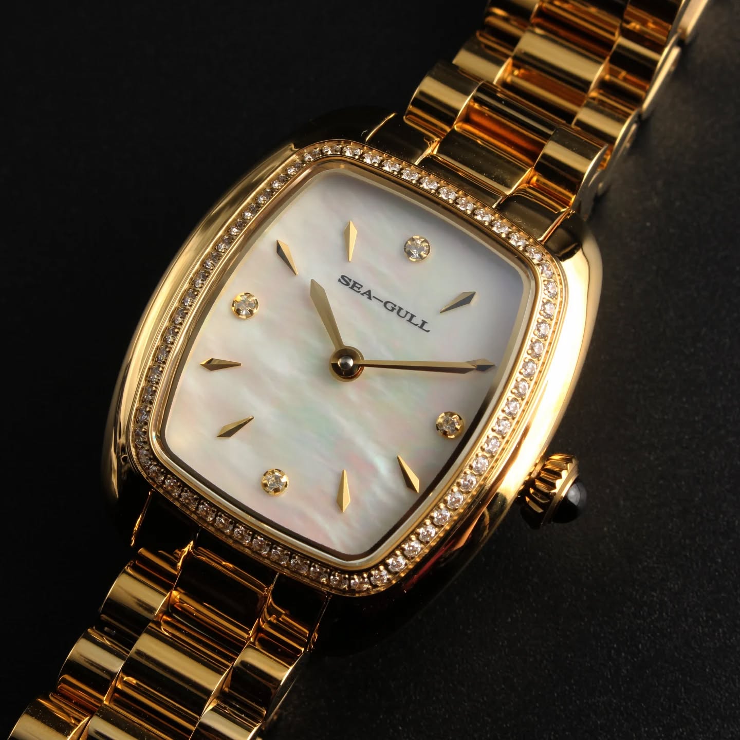 The Seagull Retro Fritillaria, a delicate automatic watch. ✨
seagullwatchcompany.com/product-page/seagull-retro-fritillaria-small-dial-light-luxury-ladies-automatic-watch-1081l
#SeagullWatch #LadiesWatch #AutomaticWatch #RetroStyle #ElegantTimepiece