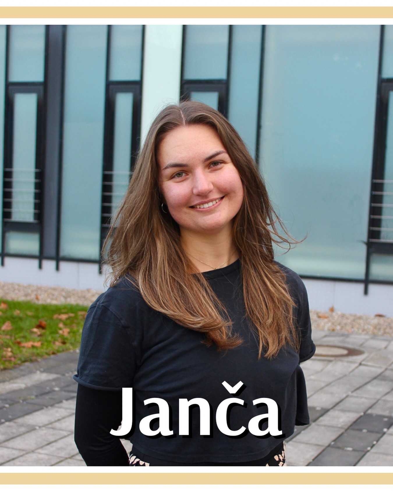 LCO
Janča Vacková
♐️🧸☀️🍓🧡
3. ročník
Jako Local Content Officer mám na starosti naše sociální sítě. Fotím na akcích, stříhám reelska, připravuju grafiku plakátů, příspěvků a storýček.
Řídím se heslem Try It All, a tak krom školy podnikám milión věcí. Tančím, běhám, hraju volejbal, plavu, čtu, sem tam usednu ke klavíru nebo k cizím jazykům, učím se z paměti random básničky a přelouskávám knížky v Braillovu písmu. Když mě něco cvrnkne do nosu, jdu po tom.