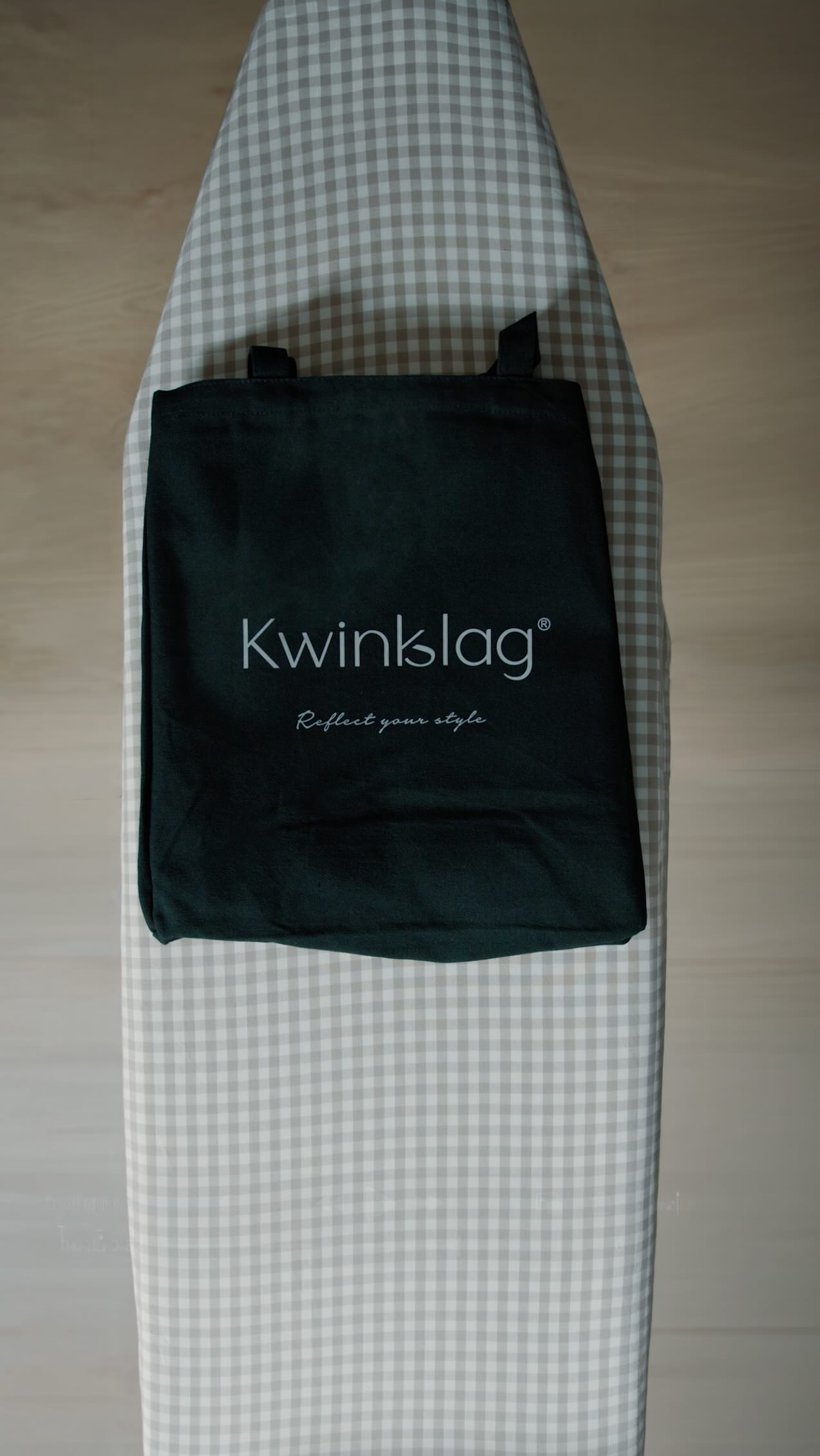 Elke bestelling gaat in onze reflecterende totebag. Afgewerkt met een eigen ontwikkelde geur by @ortiga.be 🙌🏼
Reflect your style, tot in elk detail.
#reflectyourstyle #reflective #packagingexperience #thelabel #streetwear
