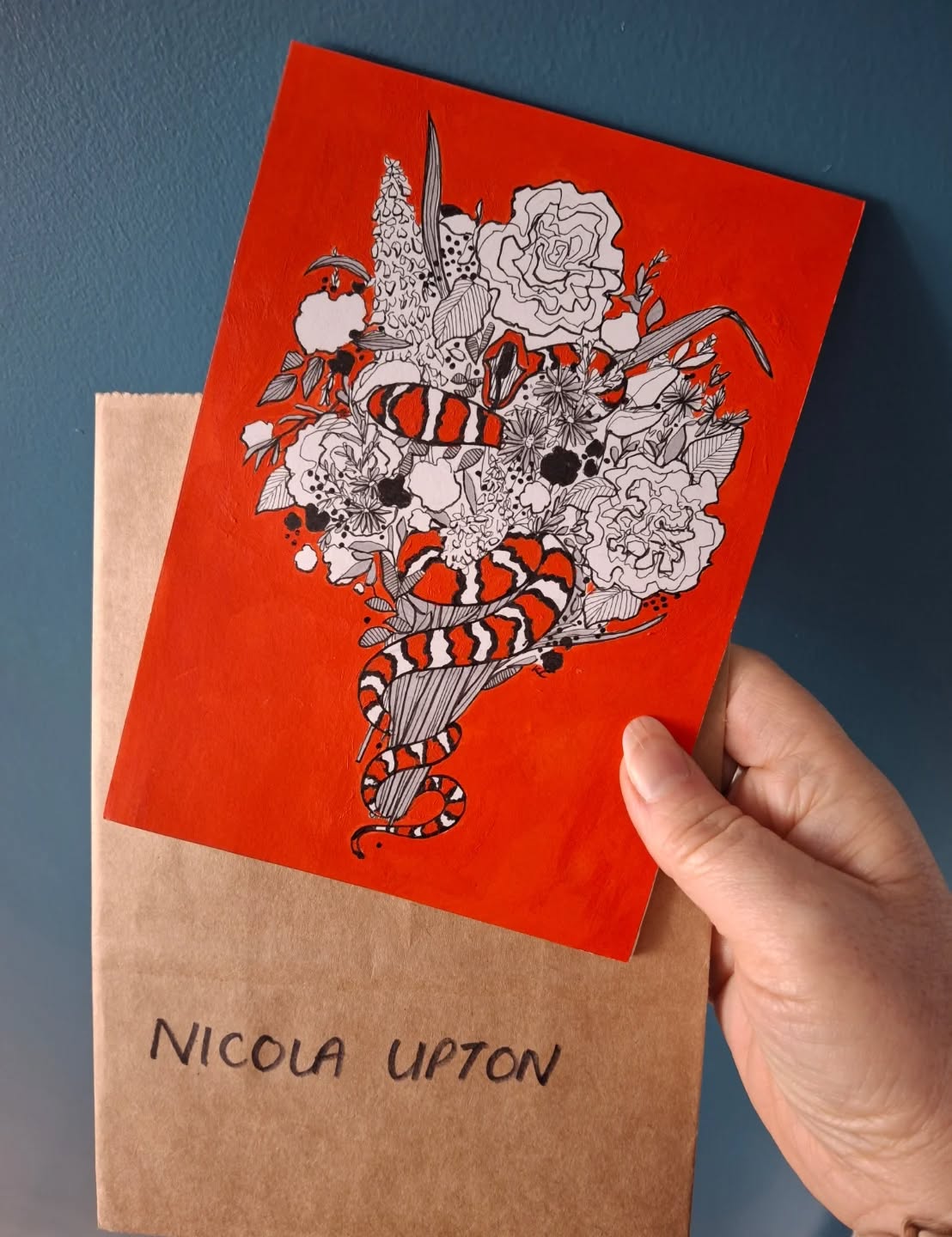 So happy with our postcard created by the super talented @karencairns79 from The Secret Postcard Sale!!! And thank you @psychojographer for collecting it whilst I was teaching on Saturday.
We are both chuffed to have been invited to take part in this great cause Connect & Create @metalsouthend . Thanks again to the amazing powerhouse Becky @madeinessex and Emma @70thebroadway for hosting.
Now to decide were we hang this beauty.🤔
.
.
.
#madeinessex
#70thebroadway
#artforgood
