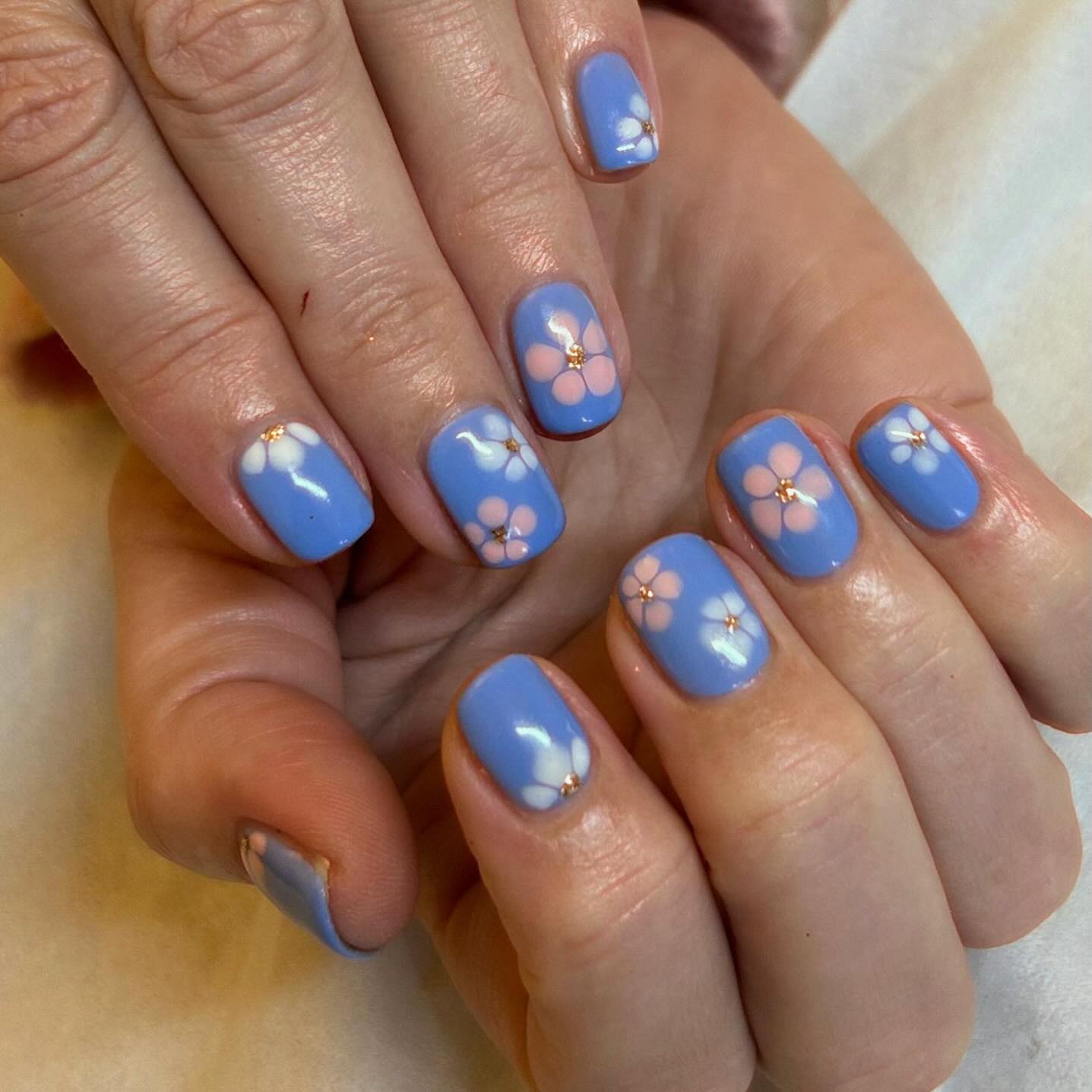 When there’s blue sky and a little spring in sight, the spring nails bloom 🌸
@izabellehammonuk