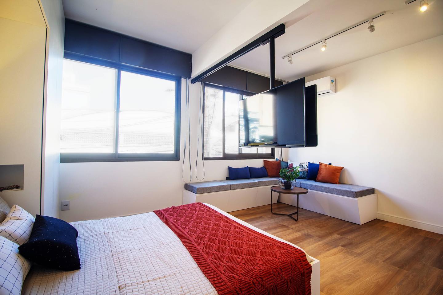 Hoje a proposta é
diferente essa suíte contempla o estilo, moderno e compacto com uma pegada mais clean,
resultado: um dormitório moderno e aconchegante…
Em parceria com Marlon Laurencio e @coelholimaarq
#dormitorio #arquiteturaeinteriores
#suitecasal #suitecinza #suitesmodernas
#suiteindustrial #industrialstyle #industrialdesign
#interiores #interiordesign #suitesplanejadas
#aptos #serragaucha
#moveissobmedida #moveisplanejados #suites
#quartodecorado #quartosmodernos #quartodecor
#quartos