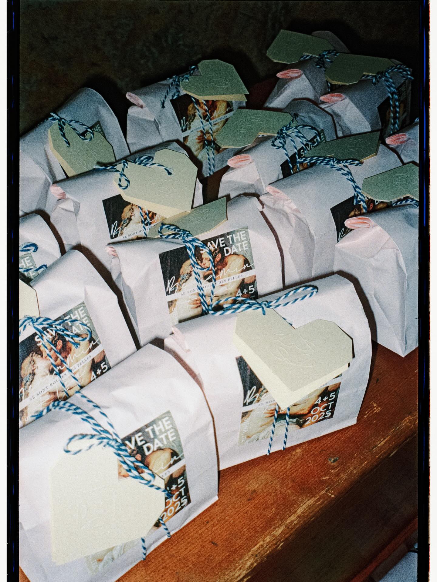 Pour notre mariage italien, nous avons décidé d’offrir à nos invités des mini panettones Loison au marron glacé. J’avais en tête un packaging qui faisait écho à la déco que j’ai pu réaliser avec l’aide d’Elena @twomadeonestudio. Dans ses étiquettes était inscrit « parce que le brunch n’est qu’à 11 heures demain ». L’idée n’était pas juste de devoir faire une petite attention, nous voulions que cela :
- soit cohérent
- soit sexy
- soit utile
- soit abordable
Cerise sur le gâteau, leur préparation avec l’aide de ma famille restera gravé dans les moments chéris de mon mariage.
« Le cadeau invité n’est pas obligatoire, mais pensé avec intention, il devient un véritable prolongement de votre journée. Il ne s’agit pas d’offrir quelque chose de spectaculaire, mais quelque chose de cohérent, personnel et significatif. » - article à retrouver sur le site