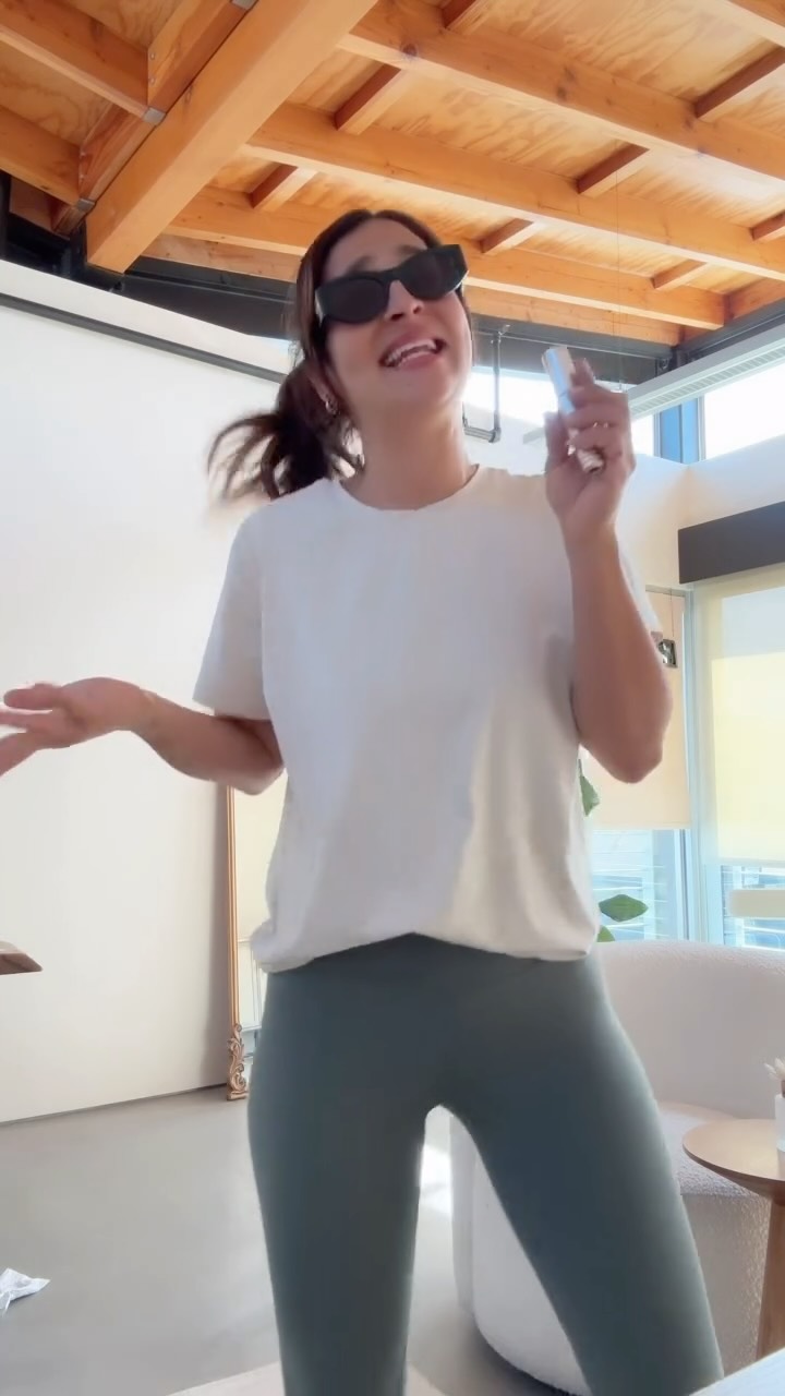 A vida do empreendedor!! 😅
This Brazilian song humorously talks about life’s ups and downs, some days you’re rich, some days you’re broke, and you just keep going without stressing or giving up.