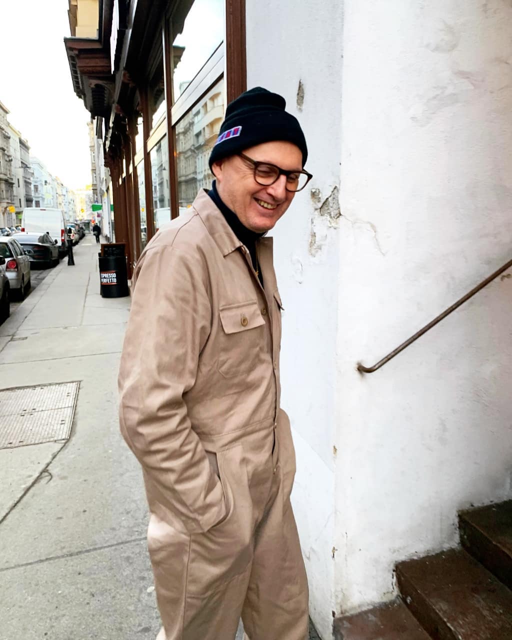 DJ Geb.el, Wiener Urgestein der Housemusik. Seit Monaten an der Ausübung seiner Passion gehindert, ist sein Wort der Stunde das schöne “hacknstad”. Momentan findet er Wien insgesamt “eher oasch”, aber das kann man bei einem echten Wiener nie so ernst nehmen.
#wienergold #bussibaba #oida #talklikemundl #wien #vienna #hacknstad #wienerisch #wienliebe #wienerwortschatz #wienistanders #wortschätze #wieneralltag