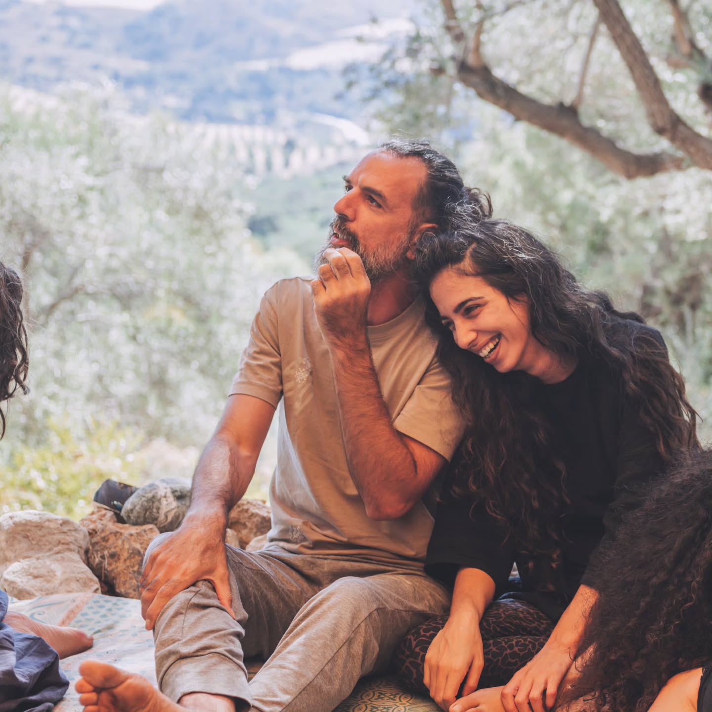 לפני כמעט שנתיים אני וספי החלטנו להפריד בתים
אחרי 4 שנים של חיים ביחד.
החלטנו את זה לא כי נגמרה בנינו האהבה, החלטנו את זה כי הגענו לקצה. הלכנו לאיבוד בתוך הנפש של עצמנו + תקופה כלכך נוראית במדינה הזאת וכל משפט הפך להיות טריגר ולא הצלחנו להיות אחד בשביל השניה מרוב שכאב לנו.
ההחלטה הגיעה עם הבנה שצריך להיפרד, אולי לרגע ואולי לתמיד אבל צריך רגע לשנות צורה כי הכאב כבר לא ניתן להכלה.
מאז ועד היום עברנו הרבה גלגולים,
ניסינו להתרחק ובחרנו כל פעם מחדש להתקרב.
וממש עוד כמה ימים אנחנו חוזרים לגור ביחד
בבית חדש שהוא התגשמות כל החלומות שלנו.
אני בוחרת לכתוב את זה פה כי דיברתי עם חבר לפני כמה ימים על זה שגדלנו על ~ 'וחיו באושר ועושר עד עצם היום הזה'
ואף אחד לא סיפר לנו על המורכבות של החיים,
אף אחד לא גילה לנו כמה עבודה נפשית מסתתרת מאחורי הקלעים של כל זוג שהצליח לחיות באושר (עושר זה בכלל סיפור אחר)
ולהגיד אני וספי חזרנו ווואווואו
מבלי לשתף שאמאלה זה הדבר הכי מאתגר / מורכב/ לא בהכרח אסתטי שעשיתי בחיי זה יהיה לקחת חלק באגדה שמכרו לנו,
שגם מפספסת את כל היופי שהמורכבות מביאה איתה ~
את תחושת ההצלחה, את הריפוי שמגיע אחרי הקושי,
את הנשימה הכלכך עמוקה שמגיעה אחרי צלילה לכאבים שהנפש שלנו סוחבת איתה ואת הנחת שמגיעה עם ההבנה שזהו עברנו את זה ועכשיו אפשר לנוח ביחד.
אני כלכך מתרגשת מכל מה שהולך לבוא.
לחיי האהבה ~ עם כל מה שהיא מביאה איתה ♡
📷העיניים הטובות של @gruvyuvi