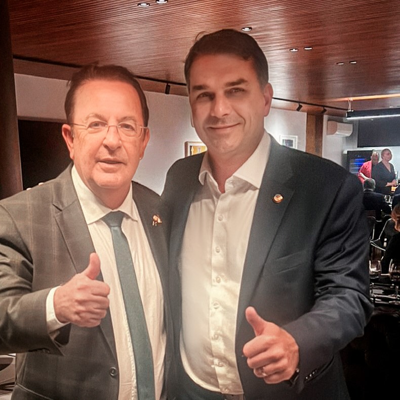 FLÁVIO BOLSONARO VEM A RIO PRETO
O senador Flávio Bolsonaro virá a Rio Preto a convite do deputado federal Luiz Carlos Motta, presidente do PL no município.
A visita faz parte da articulação do partido para promover um encontro regional com prefeitos, vereadores e lideranças políticas do interior paulista. A proposta é ampliar o diálogo com representantes da região e fortalecer a presença da legenda no interior do Estado.
A agenda está sendo construída em conjunto com o prefeito Coronel Fábio Cândido e o vice-prefeito Fábio Marcondes. A expectativa é de que o evento reúna lideranças de diversas cidades e coloque Rio Preto no centro das discussões políticas regionais.