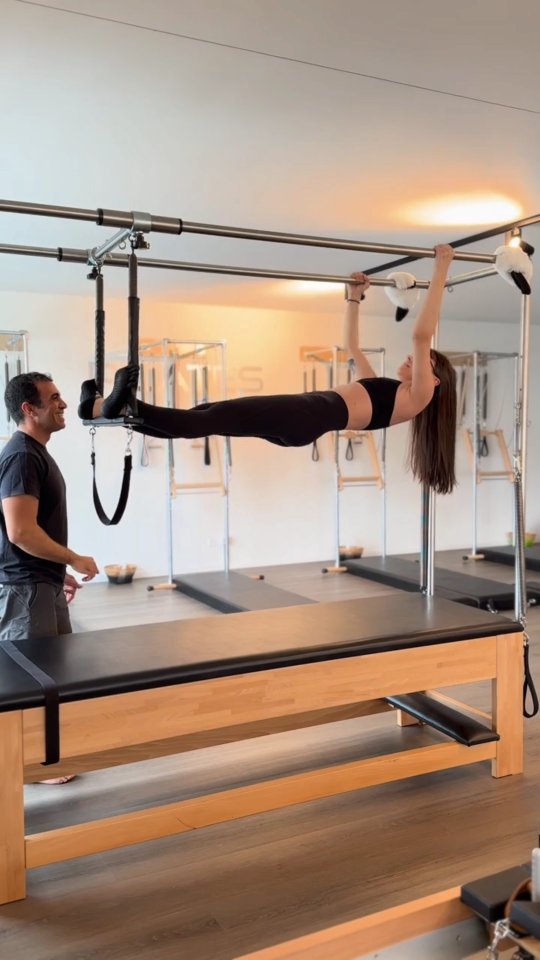 Hanging is more than just holding on.
It’s about building deep core strength from a place of stability and control.
When you hang with awareness, you don’t just work your arms — you activate your entire center.
Real strength isn’t about tension everywhere.
It’s about finding stability at the center so the body can move with power and freedom.
We don’t chase intensity.
We build strength from alignment, breath, and intelligent movement.
Strong core. Stable body. Confident movement.
Ready to hang? 💪✨