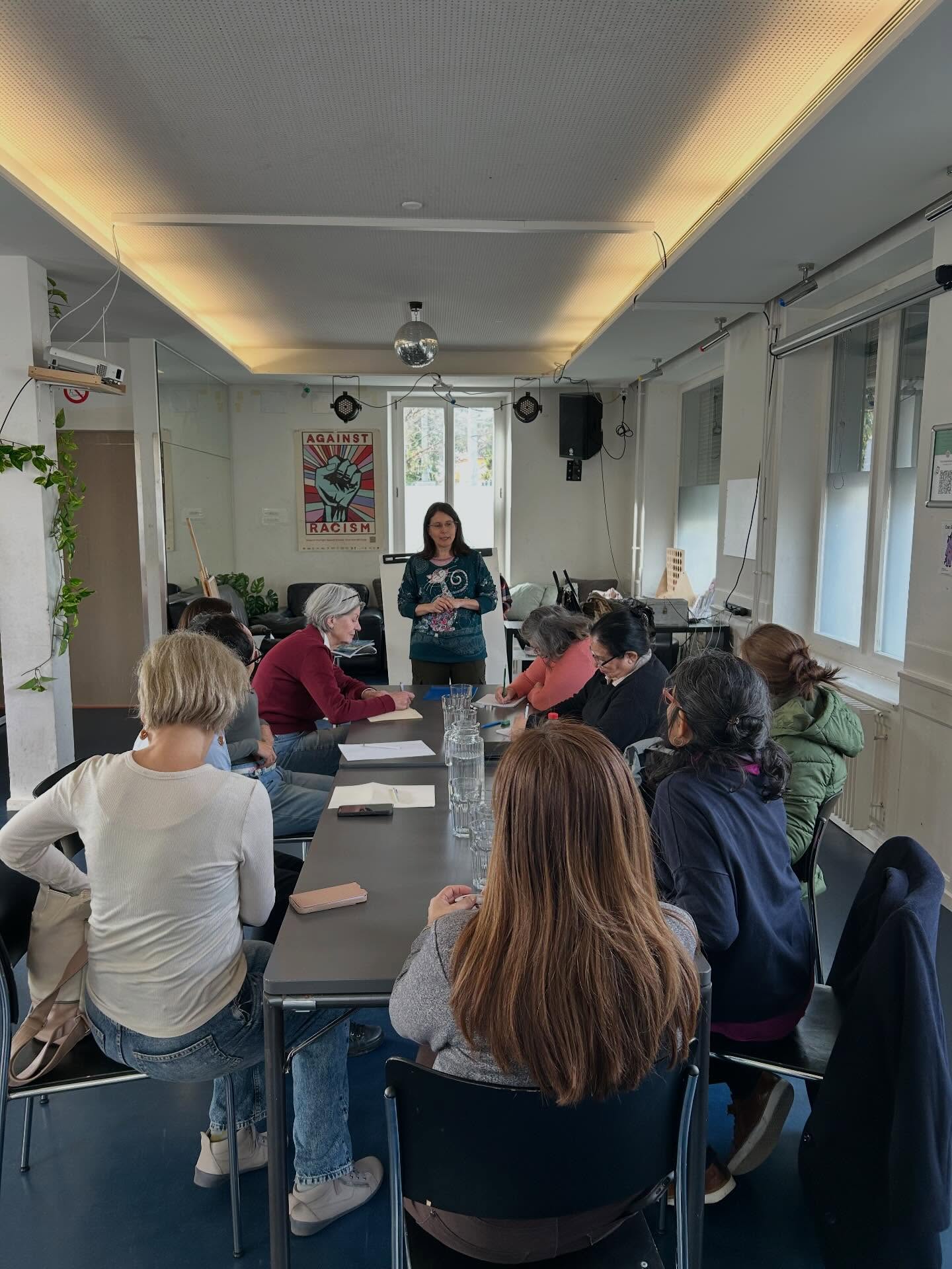 Benvenuti alla nostra avventura italiana!
Ciao!
So war unsere erste Stunde Italienisch für Anfänger:innen mit Mapi voller Neugier, erster Wörter, und neuer Anfänge.
Danke, dass ihr dabei seid, das ist erst der Anfang
———
Ciao, Italian has officially started!
We loved welcoming our participants to the first Basic Italian class with Mapi. A space full of curiosity, first words, and new beginnings.
Grazie for being part of it, this is just the start!
———
¡Ciao!
Así vivimos nuestra primera clase de Italiano Básico con Mapi. Un espacio lleno de curiosidad, primeras palabras, y nuevos comienzos.
¡Gracias por ser parte, esto apenas empieza!
#ETKultur #volunteersmakeadifference #icigemeinsamhier #workshop #integrationstadtzürich