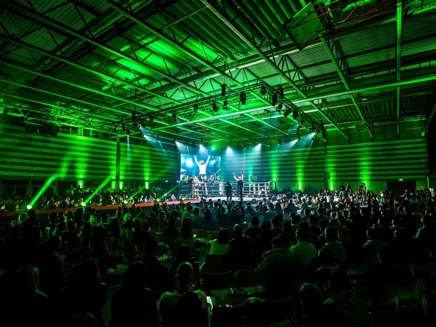 BAC 13 - Was für ein Abend! 😍🏆🔥
Die 13. Ausgabe der BAC war ein voller Erfolg – eine Nacht, die in Erinnerung bleiben wird.
Die Halle war komplett ausverkauft, die Stimmung von Beginn an elektrisierend. Zusätzlich verfolgten fast 15’000 Zuschauerinnen und Zuschauer den Event im Livestream. In insgesamt 15 hochklassigen Kämpfen zeigten Athletinnen und Athleten aus ganz Europa ihr Können. Es wurde geschwitzt, gekämpft, gelitten – Tränen des Sieges und der Niederlage flossen. Doch eines stand immer im Mittelpunkt: sportliche Fairness auf absolutem Top-Niveau. So fair kann Sport sein – und das Publikum in der Halle spürte das in jeder Sekunde.
Was für ein Abend.
Was für eine 13. Ausgabe der BAC.
Wir bedanken uns von Herzen bei all unseren Athleten, Sponsoren, Partnern, Supportern und Helfern – und bei allen, die diesen Event überhaupt erst möglich gemacht haben. Ihr seid das Fundament dieses Abends. Ohne euch kein Kampf, kein Applaus, kein Spektakel.
#DANKE