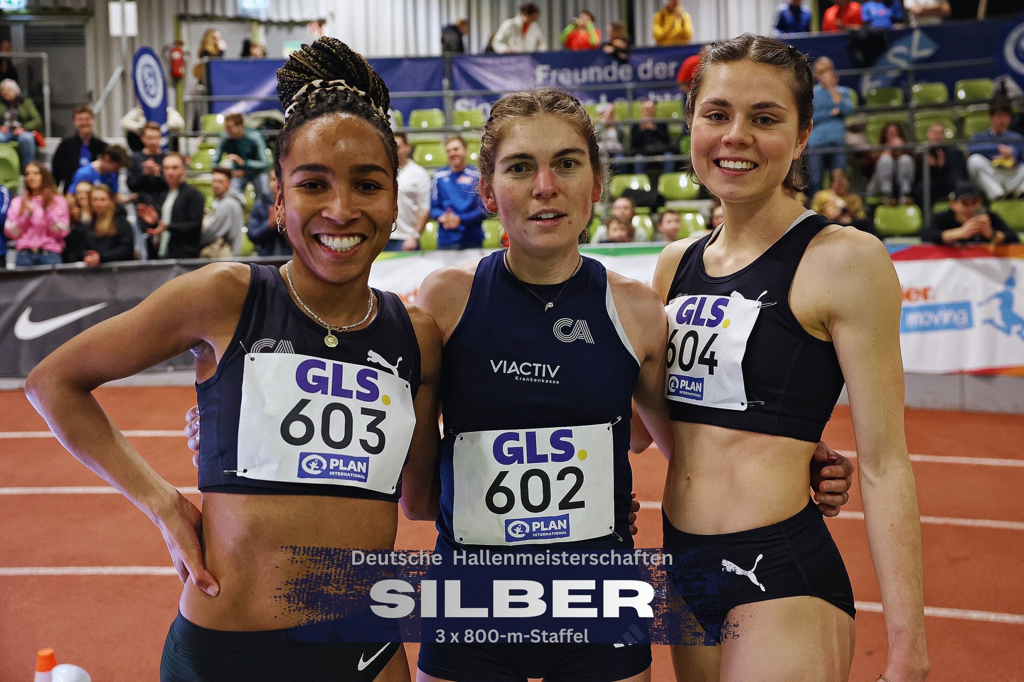 Deutsche Vize-Hallenmeisterinnen 2026
Unsere CA-Staffel mit Berit Janowitz, Natalie Füllgraf und Vera Coutellier lief die 3 x 800 Meter in 6:31,66 Minuten und holte damit Silber. 🥈
Gratulation!! 🎉
Leider konnten sie den Titel diesmal nicht verteidigen, aber unter den Umständen ist das trotzdem eine bemerkenswerte Leistung! Natalie Füllgraf war nämlich kurz vor der Meisterschaft erkrankt und musste Stunden vor dem Lauf noch ihr Physikum ablegen. Der Druck war hoch, aber sie hat es super gemeistert! 🥳🔥
#teamCA #silber #vize #langstaffel #indoor
Fotos: Dirk Gantenberg