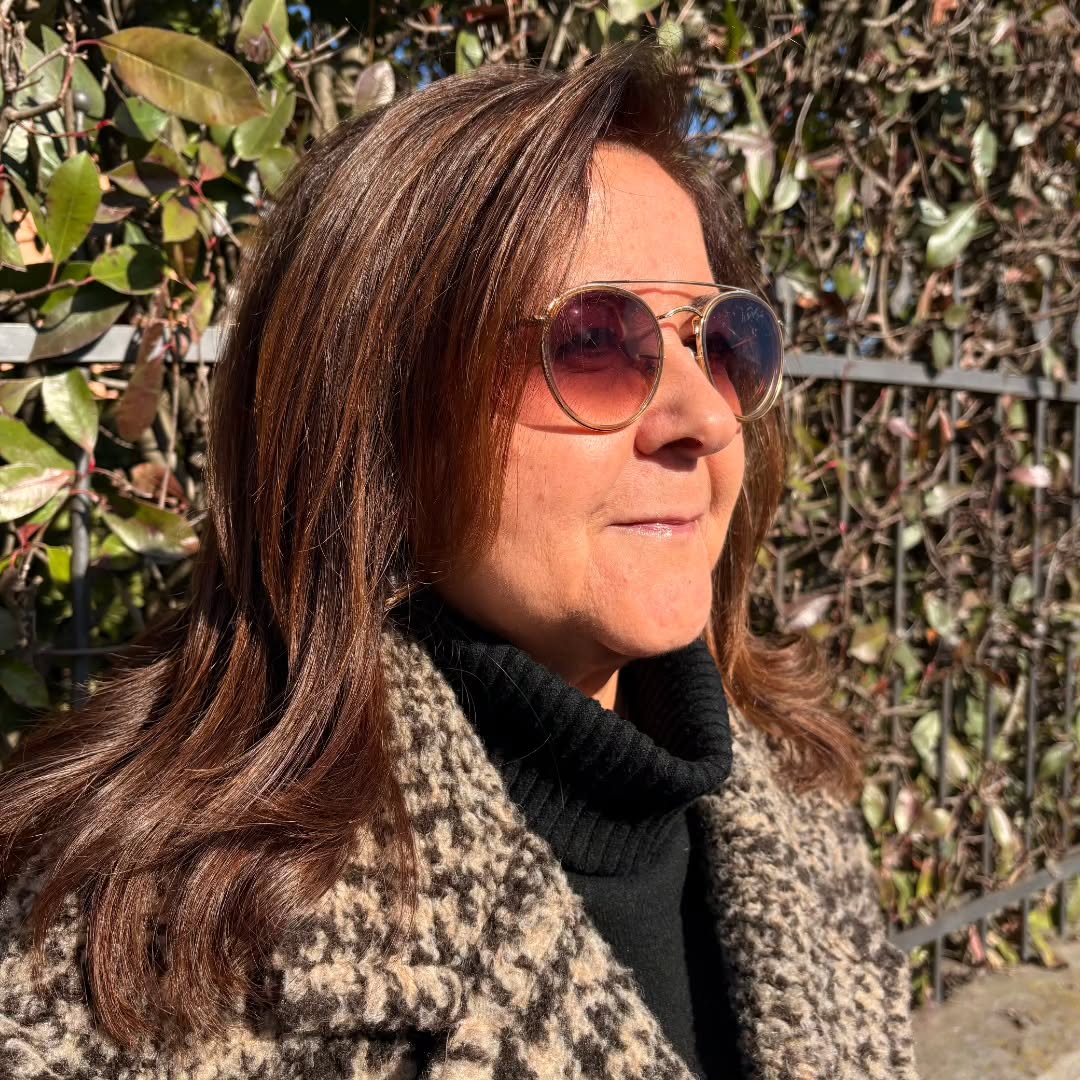 L'ELEGANZA DEL CALDO. 🍫✨
Non c'è test migliore della luce naturale per svelare la vera anima di un colore.
Per lei abbiamo scelto una miscela di sfumature calde e vibranti che si accendono ad ogni movimento.
Dalle radici alle punte, un viaggio tra i toni del cioccolato e del bronzo.
La salute del capello è la nostra firma, la sua lucentezza è la vostra soddisfazione.
Scorri per vedere come brilla sotto il sole! ➡️
#HealthyHair #WarmVibes #CapelliTop #ColorSpecialist #HairGloss ClientiFelici