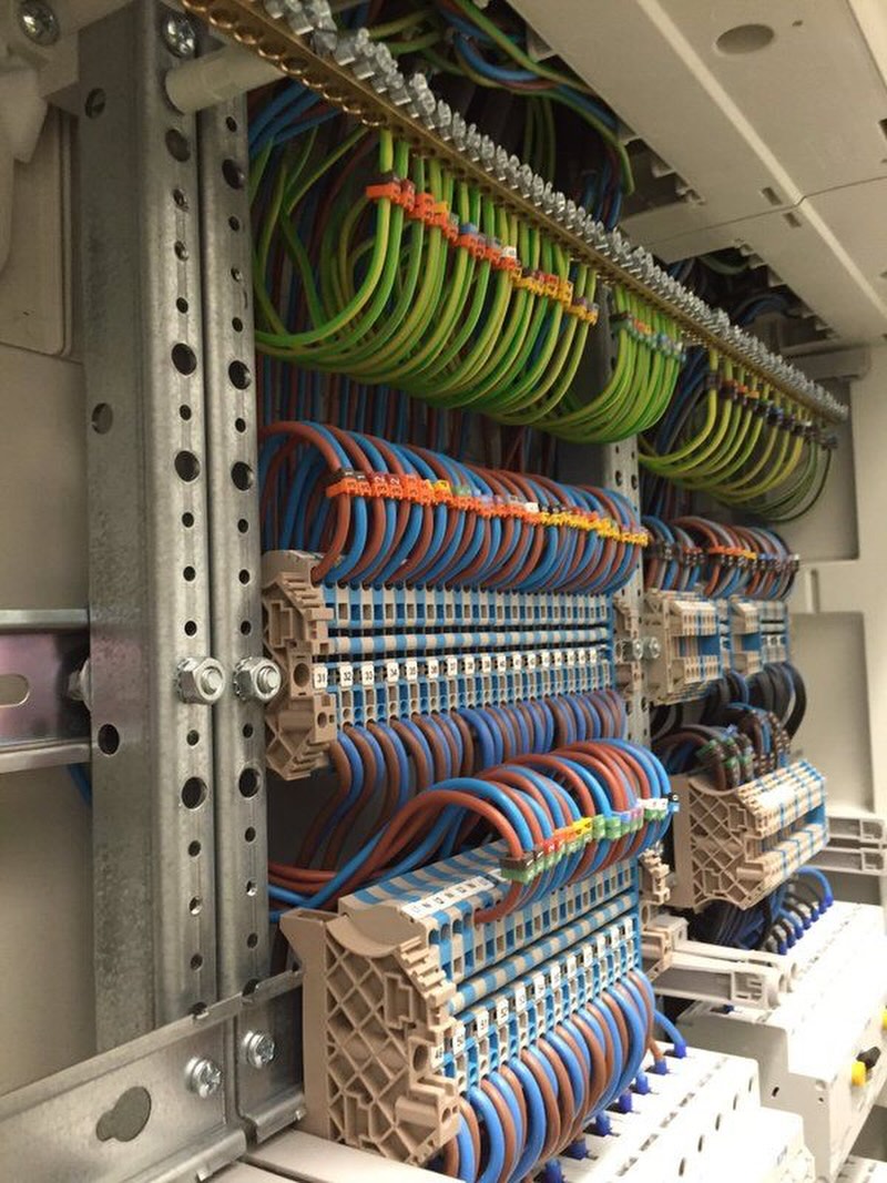 La qualité d’une installation électrique se voit aussi dans les détails.
Sur ce visuel : câblage soigné, repérage propre, alignements nets et intégration maîtrisée des borniers.
Un tableau bien réalisé, c’est plus de fiabilité, plus de lisibilité et une maintenance facilitée dans le temps.
C’est ce niveau d’exigence que nous appliquons sur nos interventions.
#ElectriciteBretagne #TableauElectrique #CablagePropre #BTP22 #MultibatKerArmor