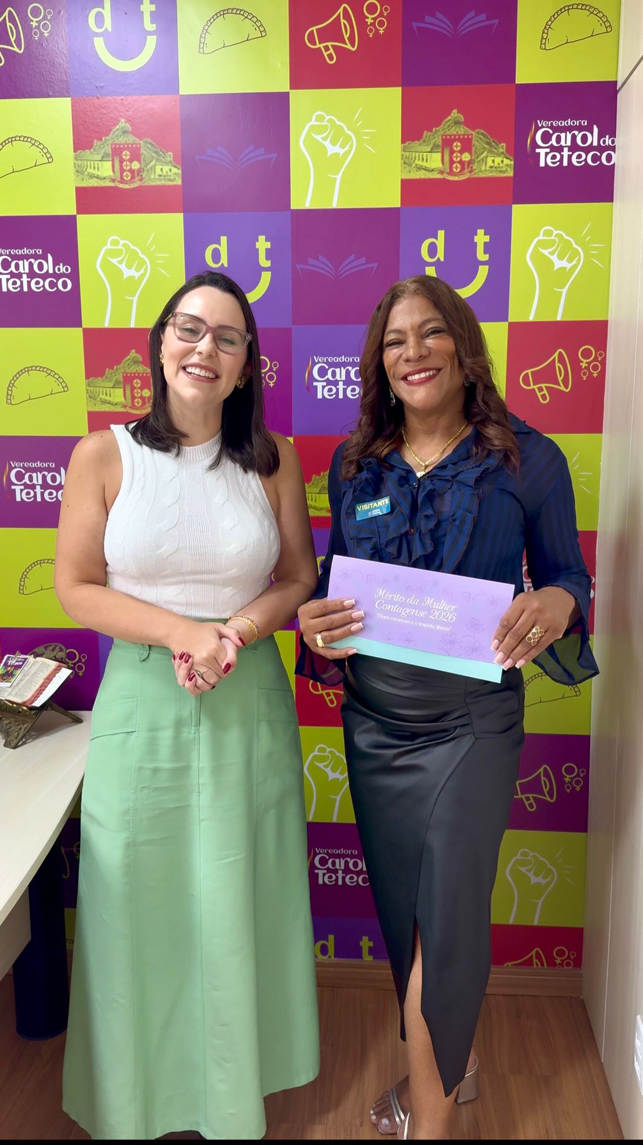 Hoje tive a alegria de fazer pessoalmente o convite para Ana Flávia dos Santos, uma mulher que admiro muito pela sua trajetória de luta, liderança e compromisso com a nossa cidade.
Advogada, mãe, mulher negra e uma voz ativa na defesa dos direitos humanos, da igualdade racial e das políticas para as mulheres, Ana Flávia construiu uma história inspiradora em Contagem, marcada pelo trabalho social, pela educação e pela busca constante por justiça e inclusão.
Por toda essa contribuição, ela será uma das homenageadas com o Diploma Mérito da Mulher Contagense.
✨ O evento acontecerá no dia 12 de março, às 19h, no Plenário da Câmara Municipal de Contagem, e será um momento muito especial para reconhecer mulheres que fazem a diferença na nossa cidade.
Convido todas as mulheres a estarem conosco nesse encontro de reconhecimento, força e representatividade. 💜
#CarolDoTeteco #MéritoDaMulherContagense #MulheresQueInspiram #Contagem