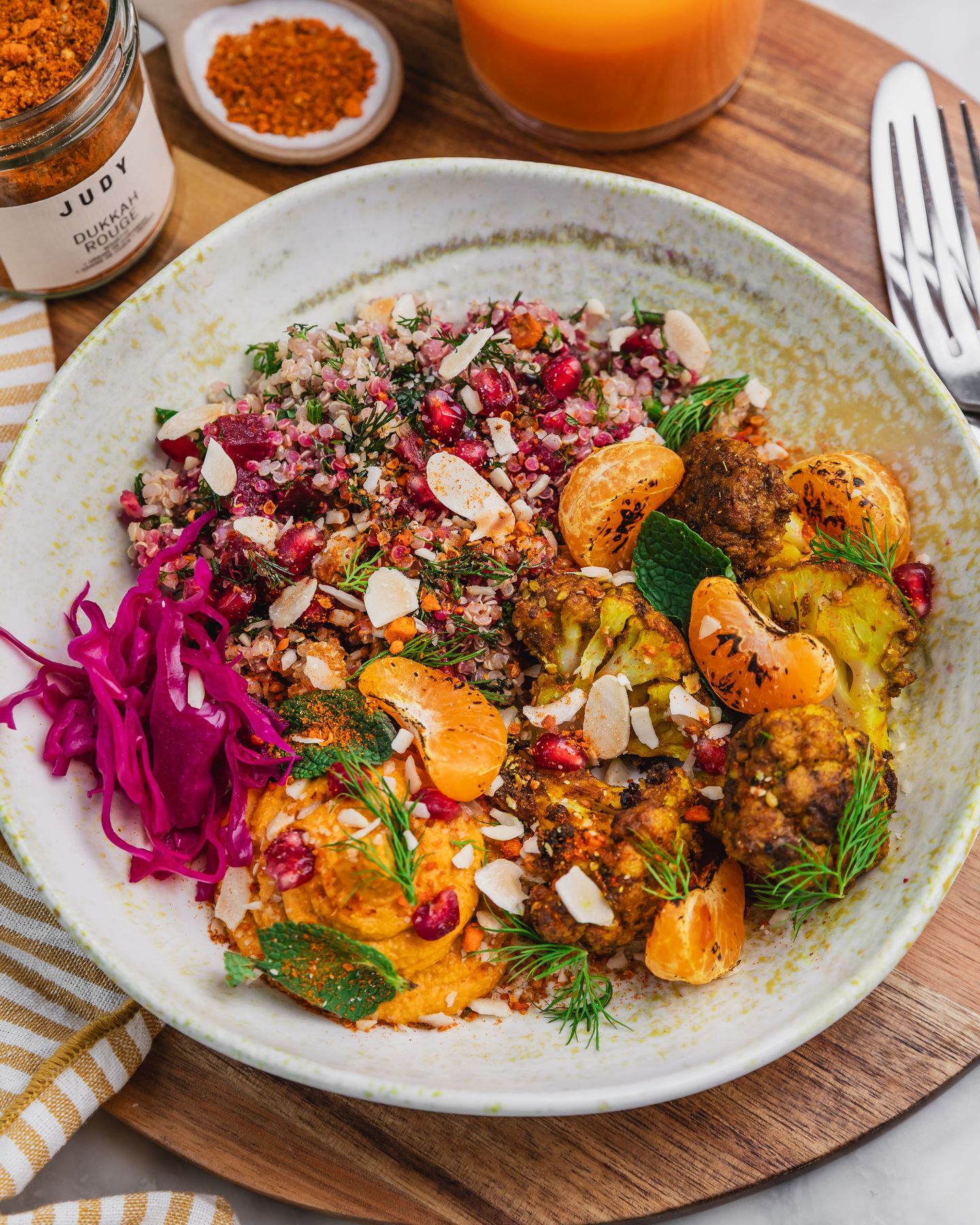 LEVANTINE POWER 🌿
L’assiette levantine Judy est fraîche, colorée et 100 % vegan !
Houmous de carotte, clémentines rôties, taboulé de quinoa : un mix original qui coche toutes les cases. Fibres, vitamines, probiotiques. Un plat complet qui fait du bien et qui change !
📸 @alicepages
#veganparis #superfoodparis #sansglutenparis #sansgluten #restaurantsansgluten #glowingskin