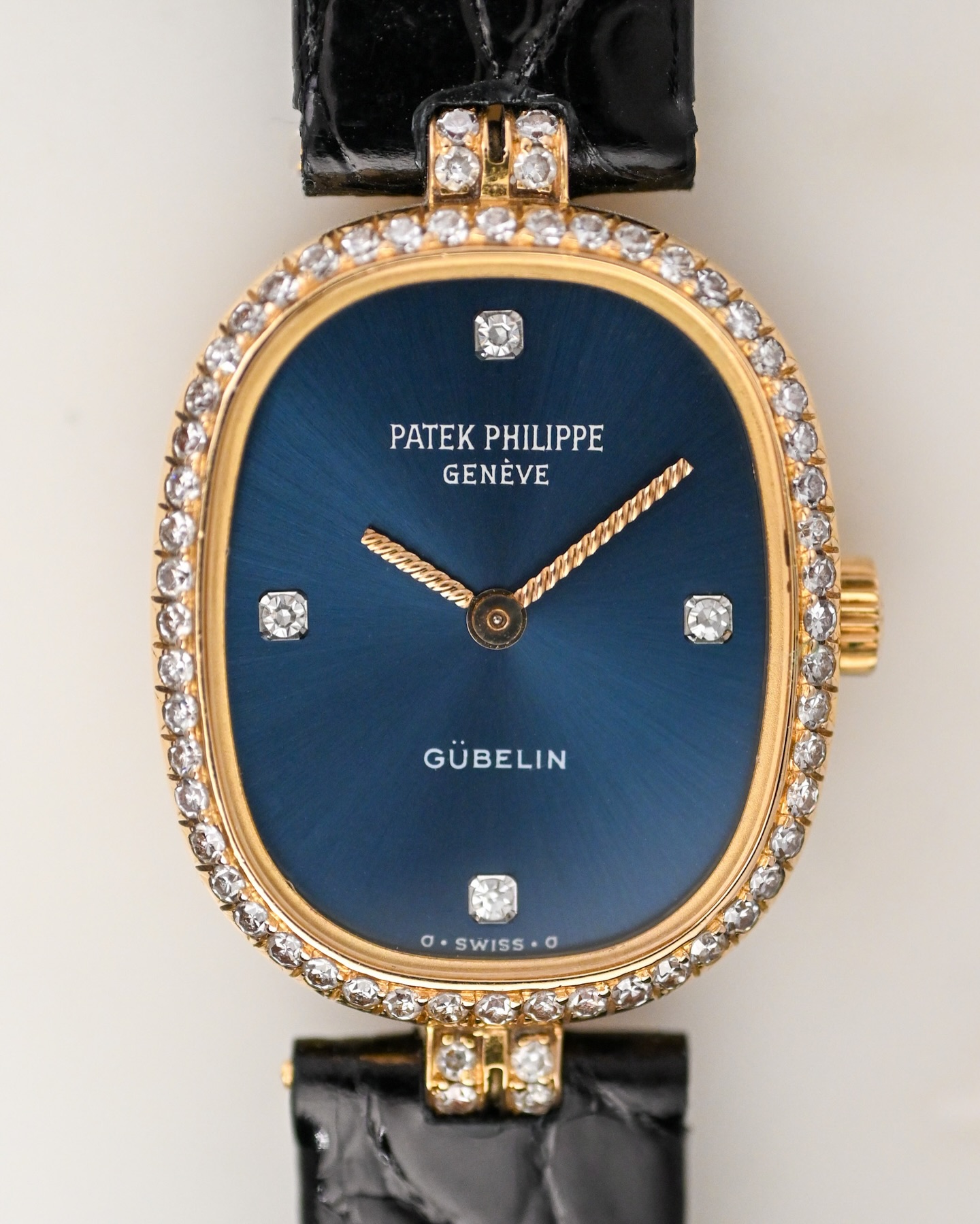 In the 20th century, Patek Philippe authorized a select number of prestigious retailers to add their signature to the dial.
A symbol of trust, heritage, and exclusivity, these pieces are known as “double-signed”.
Among the most respected names is Gübelin of Lucerne, whose signature appears on some of the most desirable and collectible Patek Philippe dials ever produced.
Double-signed watches are:
• Historically significant
• Considerably rarer
• Highly sought after by collectors
They consistently achieve strong premiums at auction.
Offered here:
A 1986 Patek Philippe Ellipse, double-signed, accompanied by its original box and certificate.
.
.
#patekphilippe #gubelin #gubelindial #ellipse #ladyellipse
