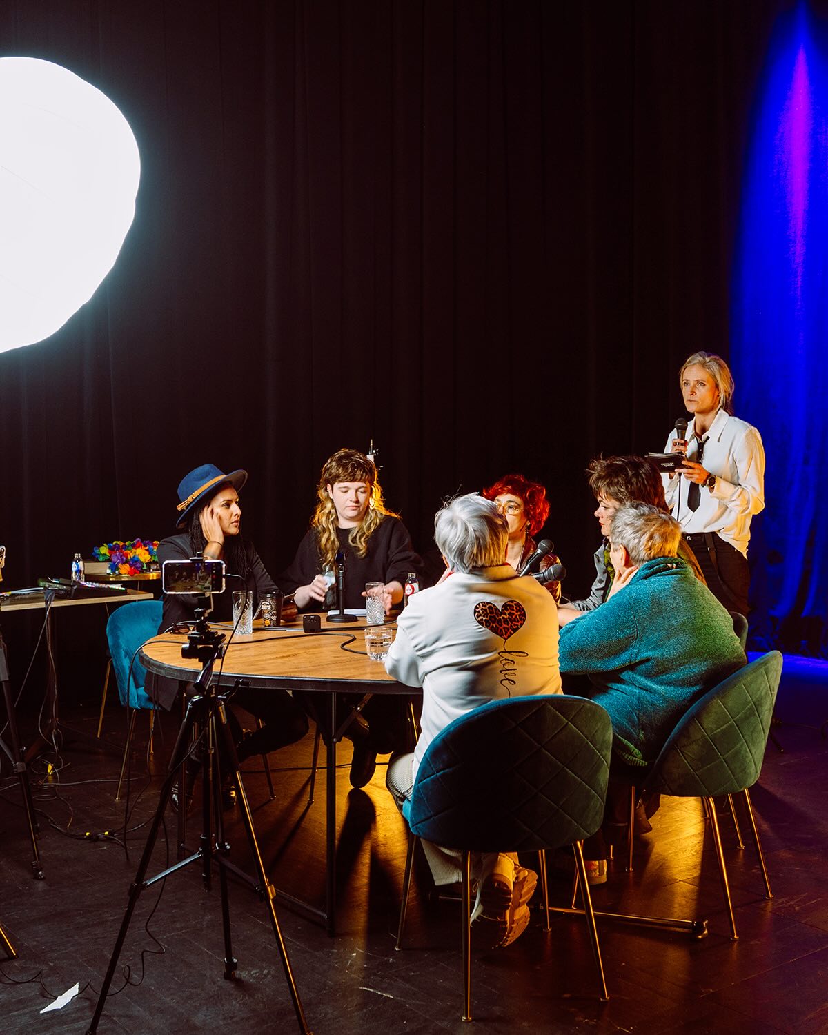 Foto’s by @ekkow_photography van onze eerste intergenerationele queer table talk: Intersectionaliteit in @arenberg_antwerpen voor A Queer Night met @rachida_nzhsv @annapaeshuyse @derozebink @billenmarleen Francine Lormans @marijn8en en @biemdhondt
Een hele dikke dankjewel aan iedereen die er was en aan iedereen die heeft meegeholpen om dit te realiseren! Love forever ❤️
De IQTT’s maken deel uit van een breder traject rond queer erfgoed en wordt gesteund door verschillende culturele en erfgoed instellingen en de Vlaamse Overheid.
#tabletalks #intergenerational #love