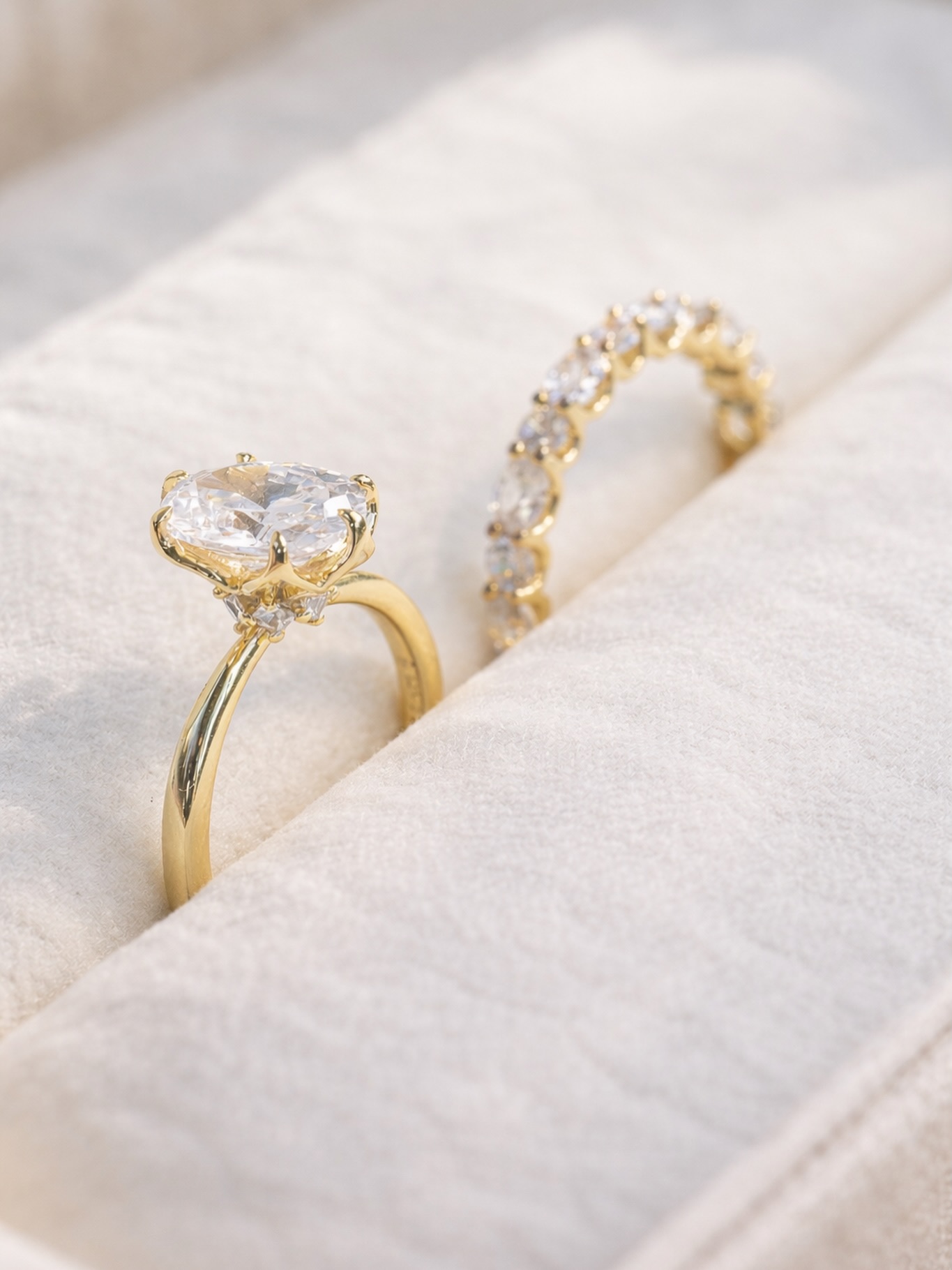 Ein Ring für den Antrag.💍
Ein Ring für eure gemeinsamen Erinnerungen. ✨
Der Verlobungsring mit funkelndem Herz-Diamanten steht für den Beginn eurer Reise – strahlend, einzigartig und voller Emotion. 💛
Der passende Memoire-Ring ergänzt ihn perfekt und symbolisiert all die besonderen Momente, die noch folgen werden.
Gemeinsam getragen entstehen zwei wunderschöne Wege, die zu einer großen Liebe gehören. 🤍
Zeitlos im Design, harmonisch aufeinander abgestimmt und gemacht für die Frau, die das Besondere liebt.
Terminvereinbarung für kostenlose Ringberatung unter www.brautmoment.at
#ehering #verlobungsring #hochzeit #ringefürsleben #diamonds