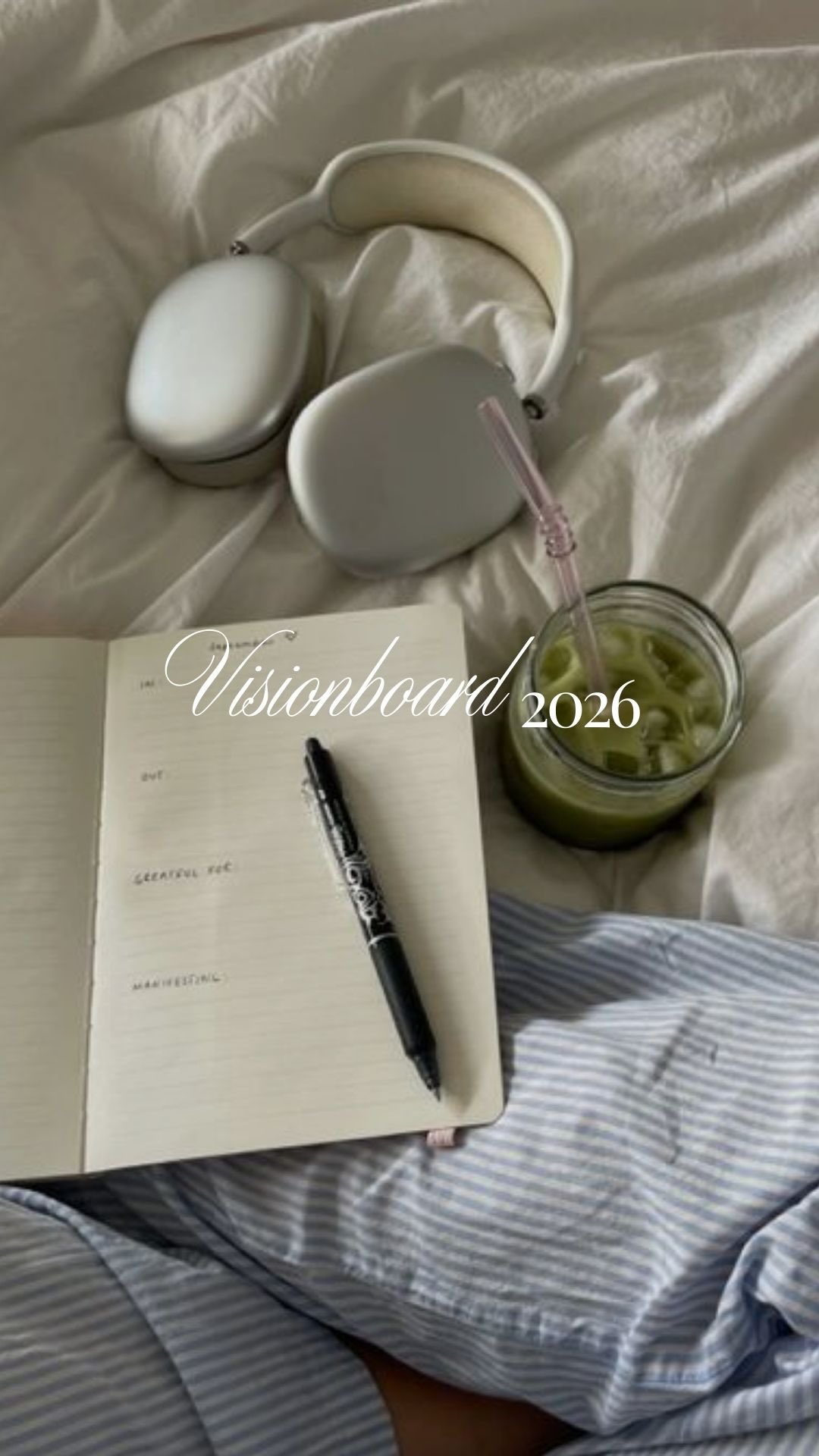 Lo que nadie te cuenta sobre el vision board 👀✨
No es solo un collage bonito. Es una herramienta para aclarar tus metas y empezar a actuar como si ya fueran reales.
✔️ Divide tus objetivos por áreas (trabajo, finanzas, crecimiento personal, estilo de vida, relaciones).
✔️ Escribe tus metas en presente, como si ya las hubieras logrado.
✔️ Busca imágenes y frases que representen esa realidad.
✔️ Colócalo donde lo veas a diario y visualízate ahí.
Manifestar no es solo desear, es trabajar cada día por eso que quieres.
¿Ya has hecho tu vision board de la forma correcta? ✨