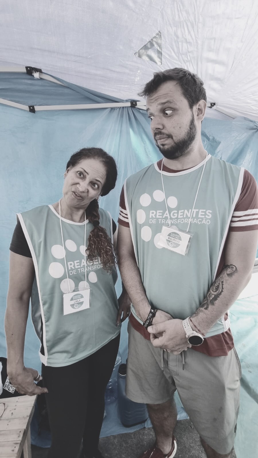 Por trás de cada ação, existem encontros.
Risos, conversas, cuidado, café compartilhado, mãos que ajudam e corações que se conectam.
Os bastidores também fazem parte do nosso trabalho, porque é ali que os vínculos se fortalecem e a confiança acontece.
Nada aqui é automático.
Tudo é feito com presença, escuta e muito amor.
Seguimos juntos, construindo transformação todos os dias. 🤍
#BastidoresDoBem #Reagentes #TrabalhoSocial #CuidarÉEstarPresente #ImpactoSocial