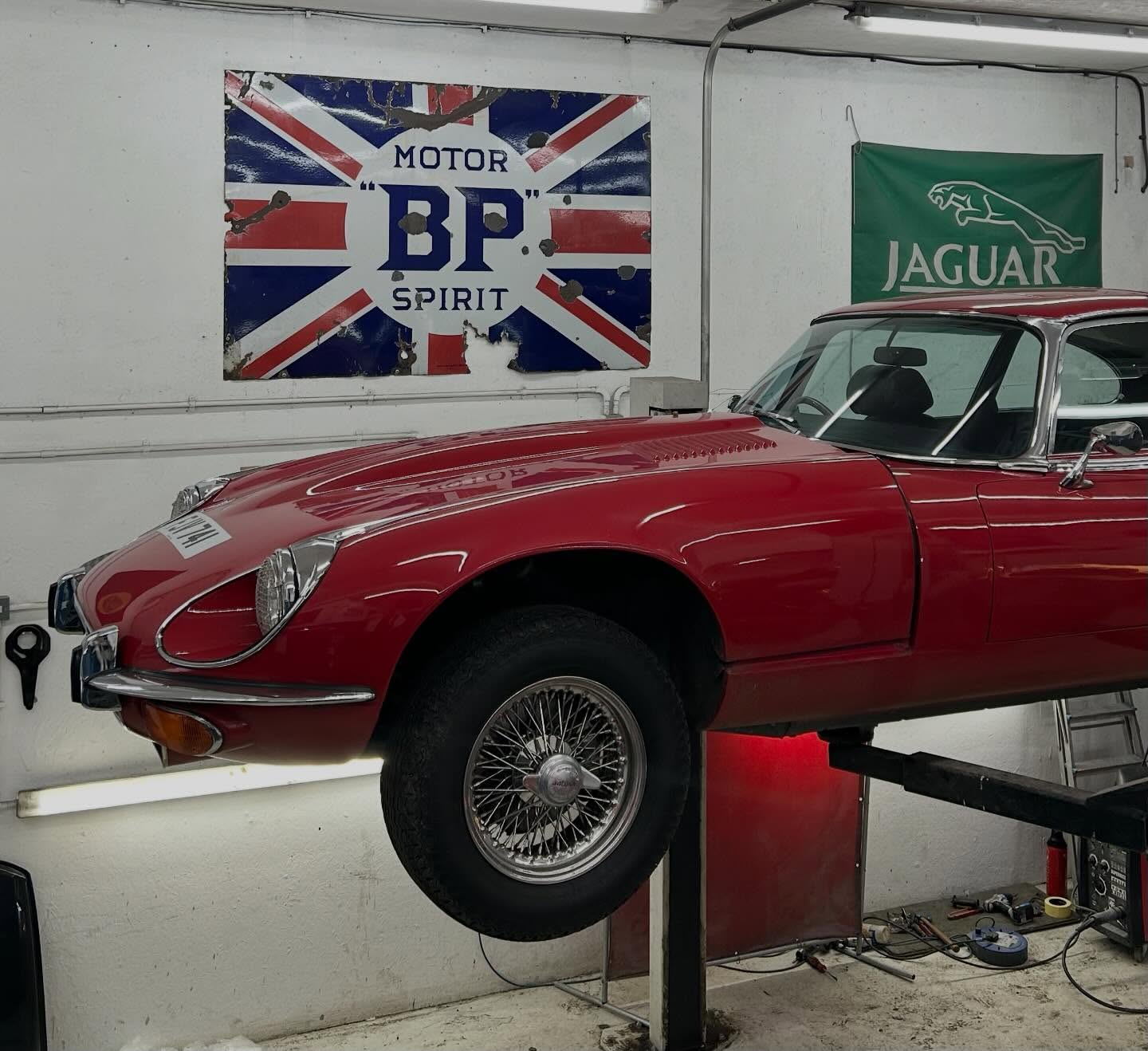 So the sun shone briefly yesterday and made us all excited for Spring to arrive! Sadly it’s gone again today but it certainly provided a flurry of activity and phone calls to get cars ready for brighter days ☀️
.
.
#classiccars #jaguaretype #restoration #paintwork #spring