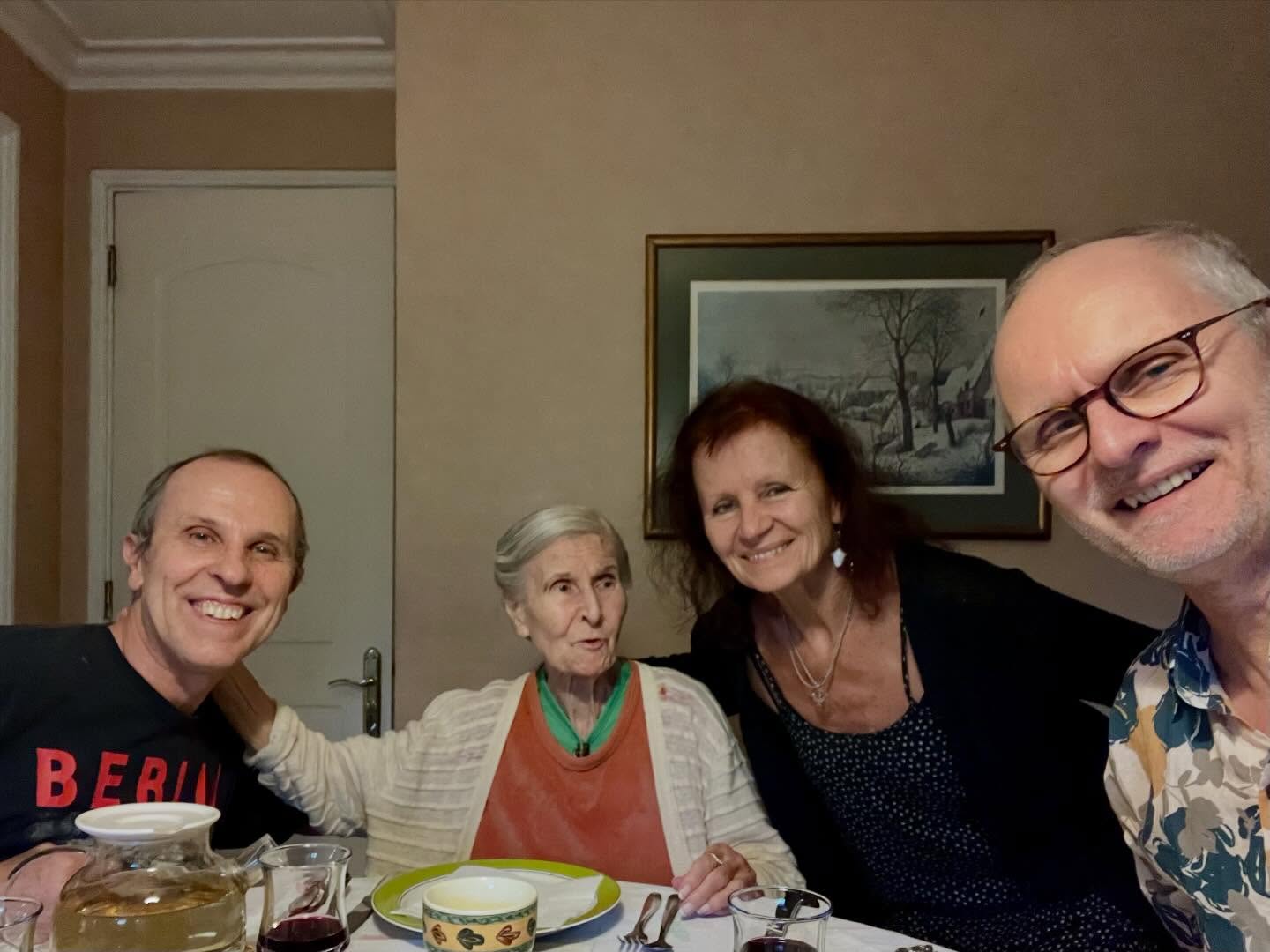 Abschiedsabend in der Familie. Letztes Frühstück zuhause und dann mit beiden Geschwistern am Flughafen. Flug über die Anden bei schönstem Wetter. Spiegelungen in der Zwischenwelt: Wer bin ich eigentlich? Nachtlandung in Madrid. Einsamkeit um 05.00 Uhr früh … aber dann schönstes Morgenlicht beim Weiterflug zurück über die Pyrenäen. Und dann … happy landing and back home in Zürich! Hier endet die Berichterstattung zu dieser Reise. Liebe Grüsse und danke für eure Begleitung! #ccaatsantiago2026 #familienbesuchchile
