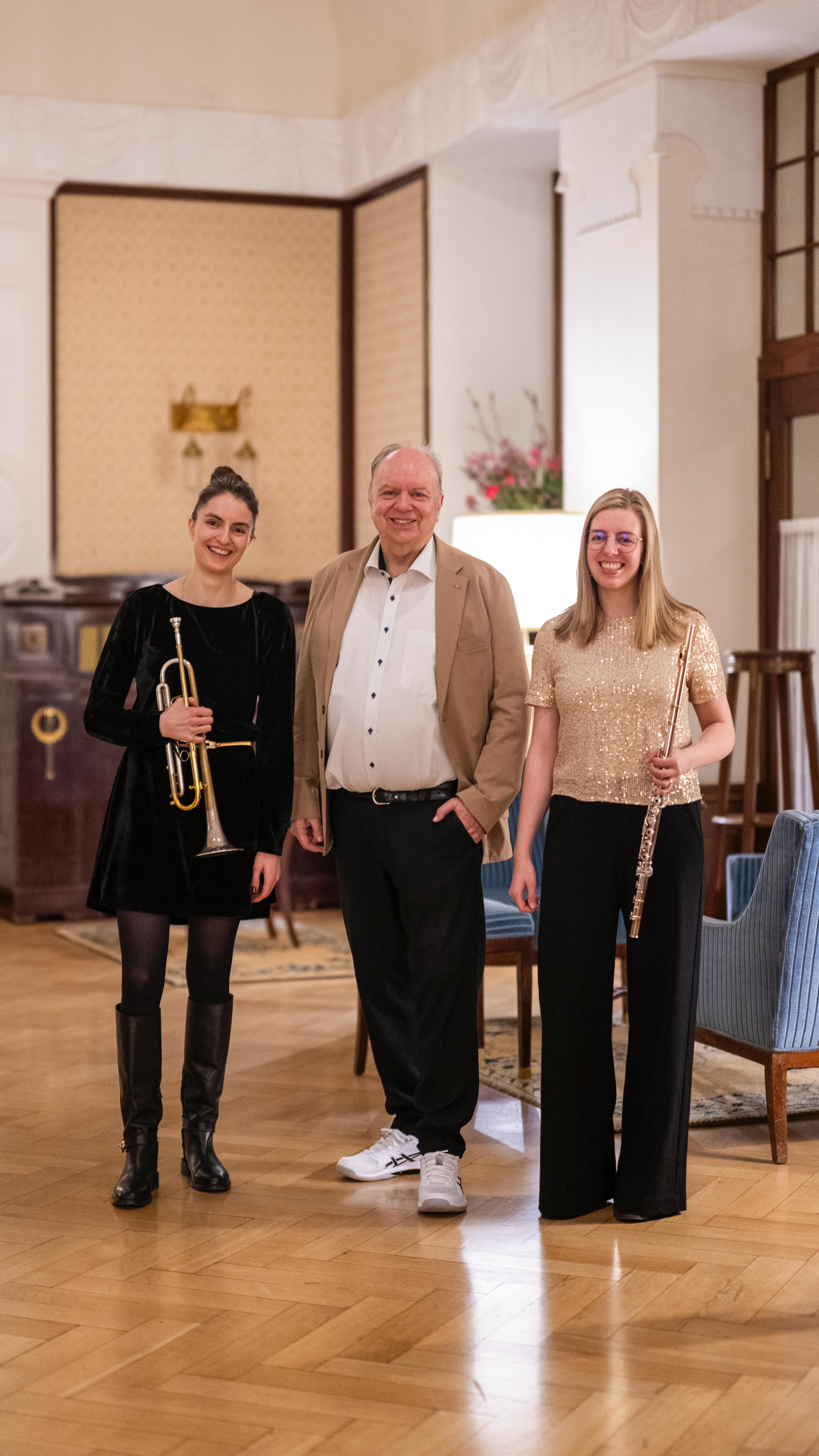 Familie.
Wir kennen uns.
Wir widersprechen uns.
Wir hören uns.
Und wir spielen.
Live.
#steidletrio #musikerfamilie #musik #music #engadin