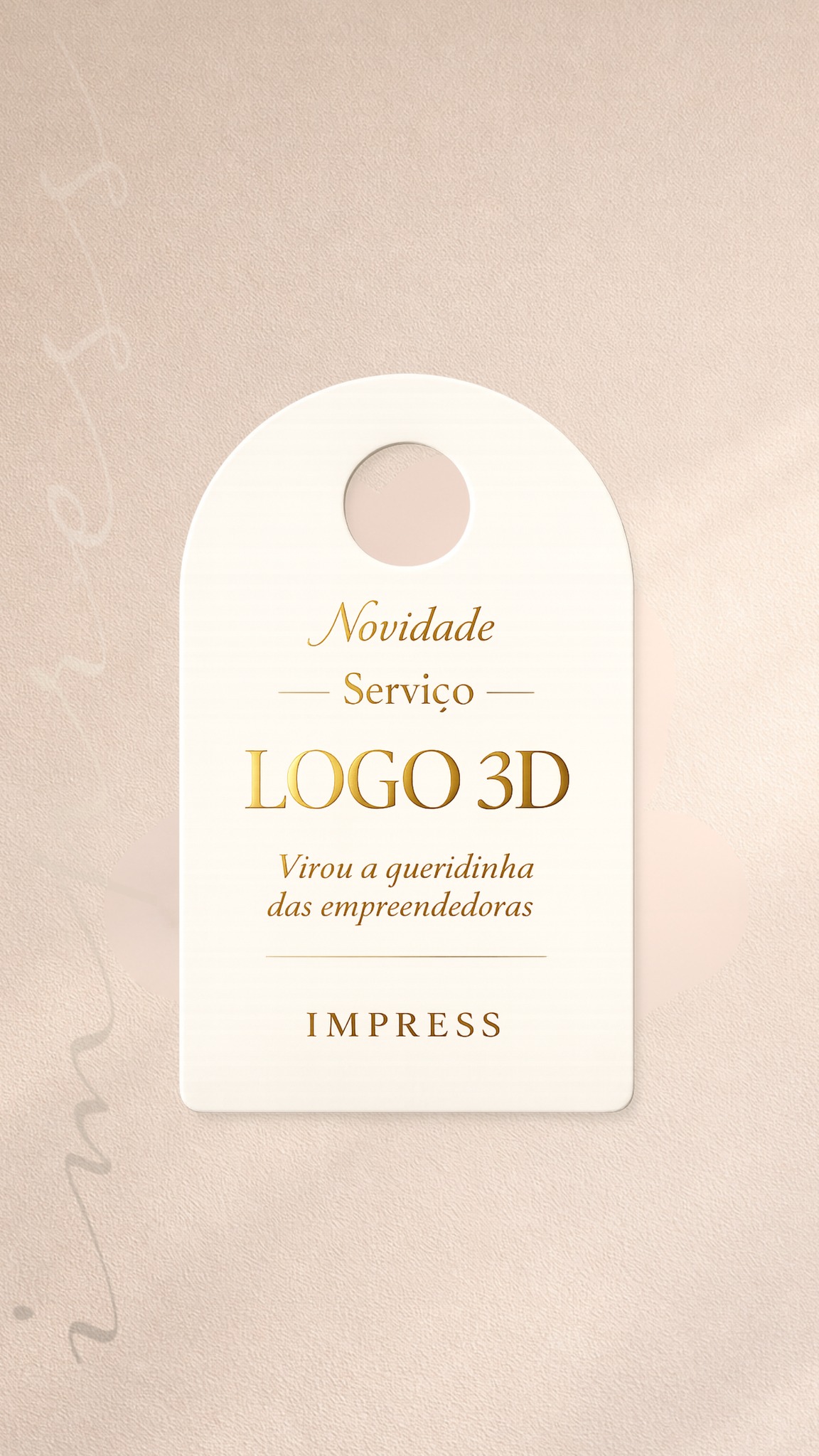 Marca forte não vive só no Instagram.
Ela precisa ocupar parede.
Fachada.
Recepção.
Precisa ser vista antes mesmo da pessoa falar com você.
Essa logo em 3D da Larissa Cascine Beauty Design mudou completamente a presença do espaço.
O dourado espelhado capta a luz, cria profundidade, transmite sofisticação.
De longe já chama atenção. De perto impressiona ainda mais 🤎
Não é apenas estética.
É percepção de valor.
É autoridade.
É aquele primeiro impacto que faz a cliente entrar já sentindo que está no lugar certo.
Uma logo aplicada em parede transforma o ambiente em marca viva.
Fotografa melhor.
Valoriza o atendimento.
Eleva o posicionamento.
E sim, a Impress também cria e produz logos em 3D para paredes, fachadas e displays.
Personalizadas, pensadas para o seu espaço e para a imagem que você quer transmitir 🌿
Se você quer que sua marca pareça do tamanho que ela realmente é, me chama.
Eu cuido do projeto inteiro, do design à instalação 📦