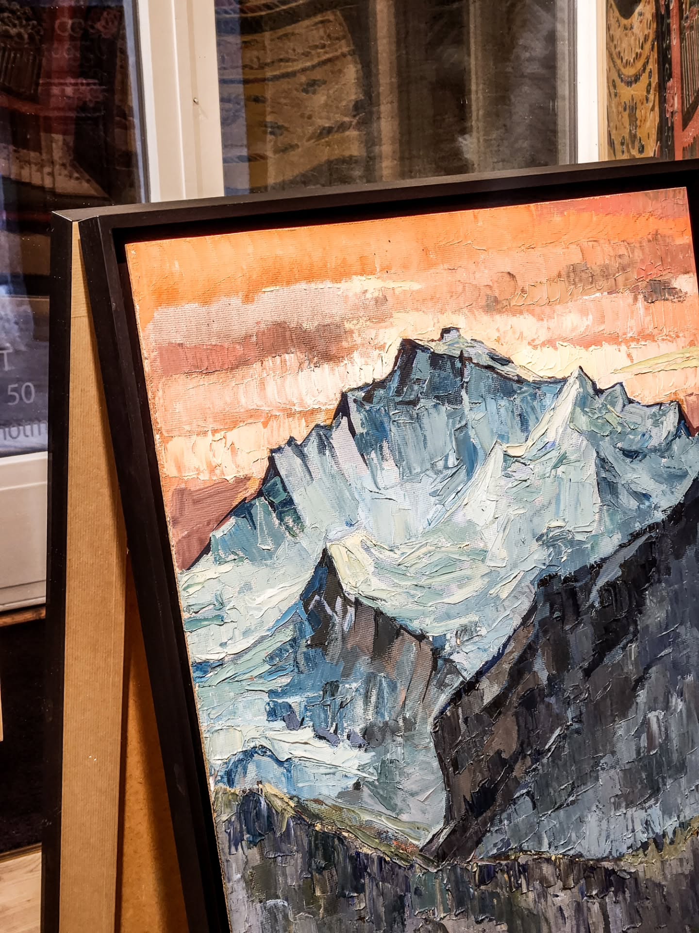 L'encadrement en caisse américaine est une solution élégante pour sublimer les œuvres ne nécessitant pas de protection, comme les peintures à l'huile ou à l'acrylique. 🎨
Ici, cette huile sur panneau est mise en valeur par un chêne teinté brun foncé, apportant à l’œuvre davantage de présence et de profondeur.
🇬🇧 American box framing is an elegant way to showcase works that don’t require protection, such as oil or acrylic paintings.
Here, this oil on panel is framed in a dark brown-stained oak box, giving the piece more presence and depth. 🖼️
#frameyourart #encadrement #artframing #oilpainting #encadreurartisan caisseamericaine artisanatdart homedecor