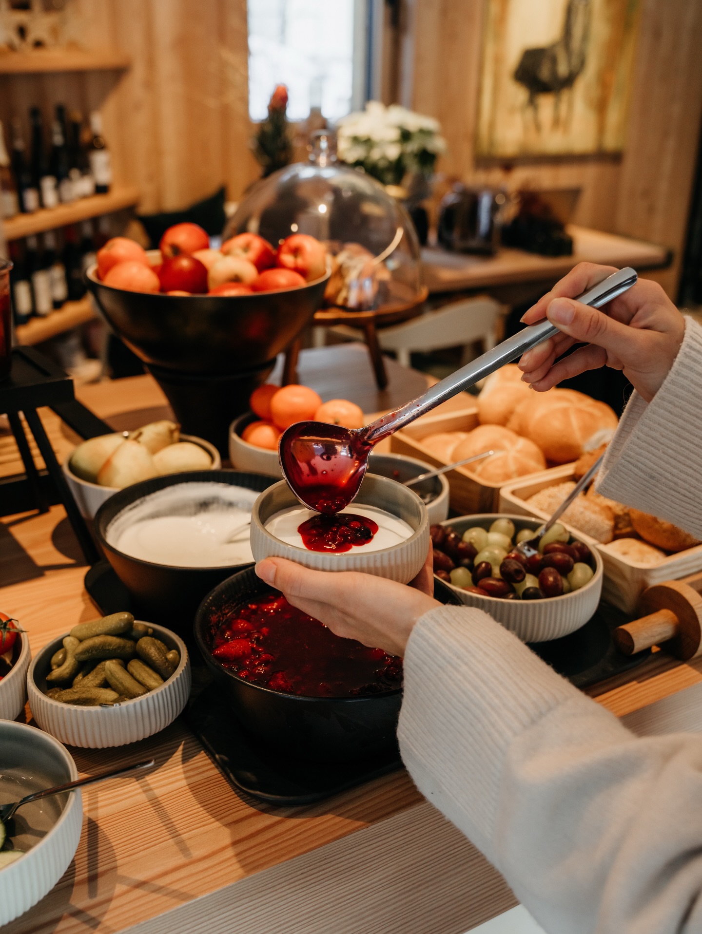 Breakfast at Lärchenlodge 🏔️
Fresh egg dishes 🍳
Regional flavors 🧀🥖
Warm wood & mountain calm 🌲
An authentic alpine morning in the Stubai Valley. ☕✨
#Lärchenlodge
#Stubaital
#AustrianAlps
#AlpineBreakfast
#QuietLuxury
Credits @sandinourbackpacks