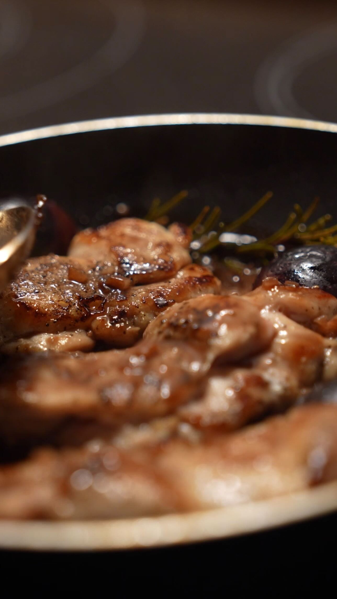 spotted some discounted figs in the supermarket so they made it into today’s dish up x
seared chicken thighs finished in a balsamic reduction with figs, rosemary and creamy mash