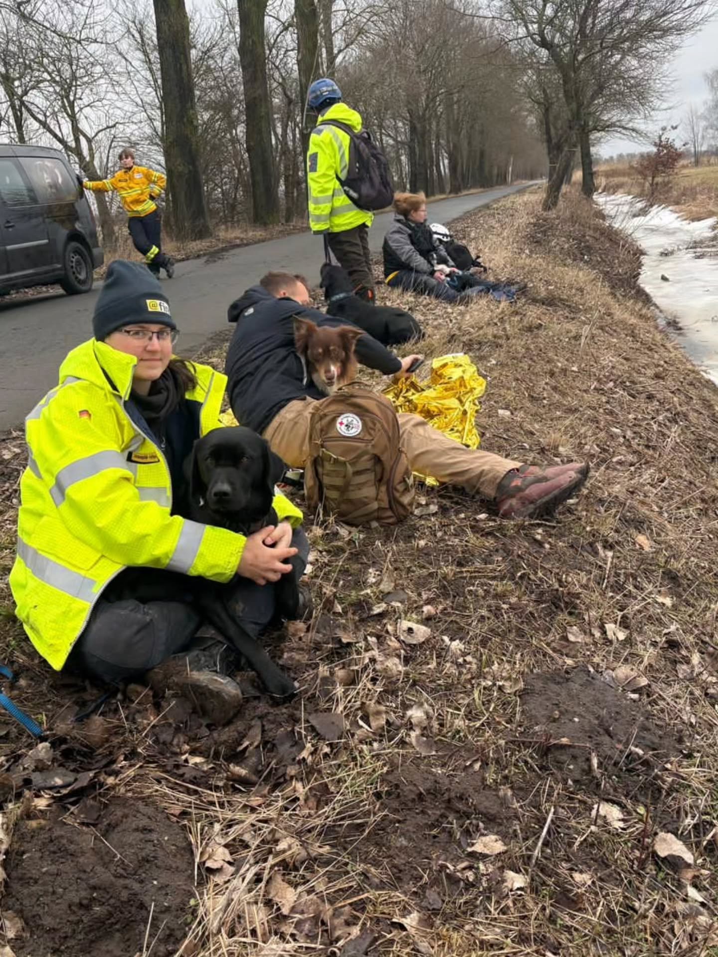 Am vergangenen Wochenende waren @fire Hundeführer und Interessenten bei unserer RHOT in Lemwerder zu Gast.
Einige Kameraden der Feuerwehr Lemwerder sind ebenfalls Mitglied bei "@fire - Internationaler Katastrophenschutz Deutschland e.V." und engagieren sich dort zusätzlich im USAR-Bereich.
Auf dem Programm standen ein Marsch mit gepacktem Daypack sowie eine anschließende Trümmersuche. Darüber hinaus wurde in der Atemschutzstrecke die Teamarbeit trainiert, indem verschiedene Hindernisse gemeinsam bewältigt wurden.
Ein weiterer Schwerpunkt lag auf dem Austausch zur Packliste und zu sinnvollen Ausrüstungsgegenständen.
Zusätzlich erhielten die Teilnehmenden einen Einblick in die technische Ortung mittels Delsar und Searchcam und konnten den praktischen Umgang damit üben.
Insgesamt war es ein intensives und lehrreiches Ausbildungswochenende. Vielen Dank an alle Beteiligten.
#atfire_de #Rettungshundearbeit #Trümmersuche #Teamarbeit #TechnischeOrtung