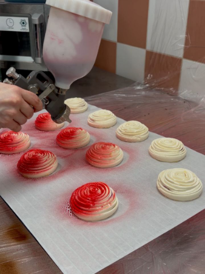 🌹... Et la voilà, la Rose Rouge 🌹
Pour celles et ceux qui ne l’ont pas encore goûtée… Préparez-vous à découvrir La Rose Rouge, un dessert d’une élégance subtile et au caractère super raffiné.
🍋 Biscuit au citron – délicat et légèrement acidulé, il illumine le palais par sa fraîcheur
🫐 Compote de cassis – intense et veloutée, apportant profondeur et note fruitée sophistiquée
☕ Mousse au thé noir – douce et enveloppante, aux nuances aromatiques élégantes et persistantes
🌸 Un équilibre floral et frais, où l’acidité délicate rencontre la finesse du thé, pensé pour les amateurs de desserts distinctifs et contemporains 💫
📍 Nicolas Hennemann Chocolaterie Pâtisserie - Grand Hôtel Dieu Lyon
#patisserie #lyonfoodies #artisan #dessert #grandhoteldieu