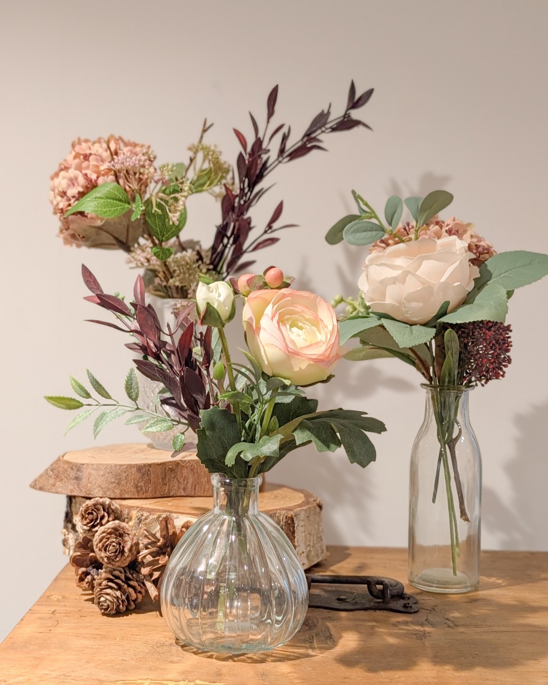 Our faux flower collection is getting such a great reaction, which we are so excited about. These little bottles vases with a burgundy accent are so cute, and incredibly versatile, they can be used to enhance any area.
@johicksflowers
#fauxflowers #burgundyaccent #floralbudvases