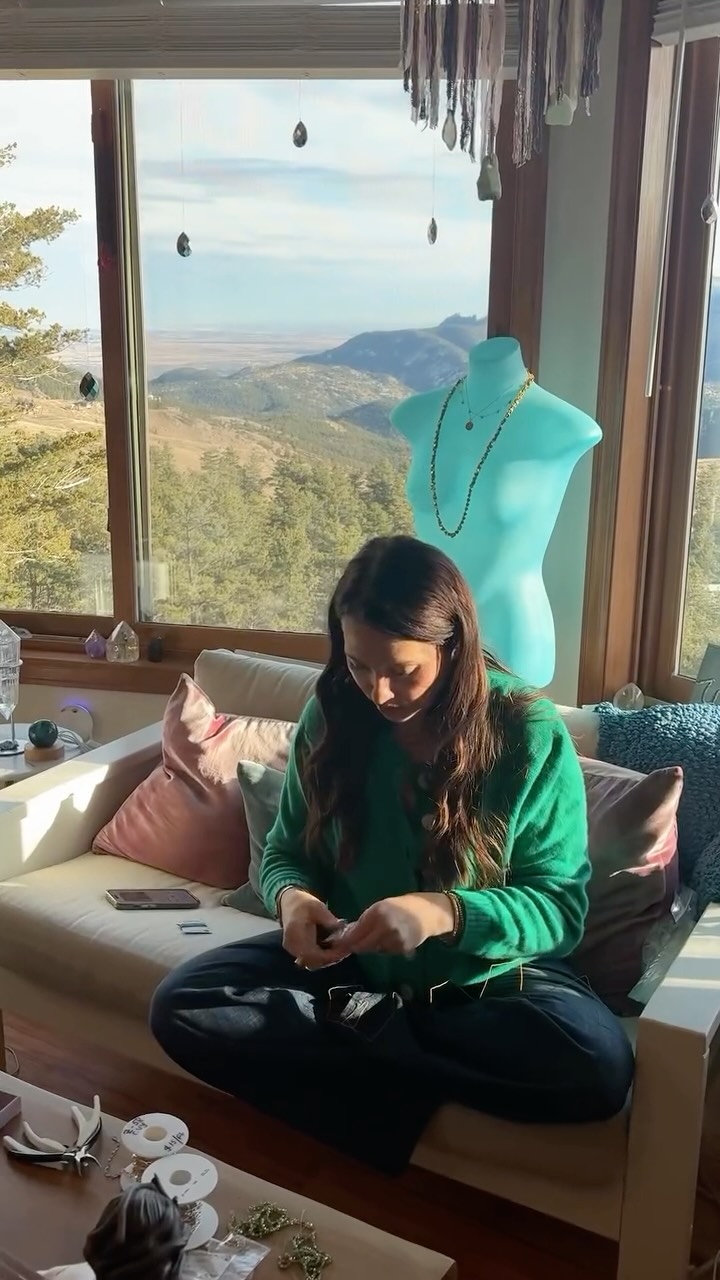 Play spin the Crystal with me!💎
#leelagracejewelry #finejewelry #handmadejewelry #shopsmall #gemstonejewelry