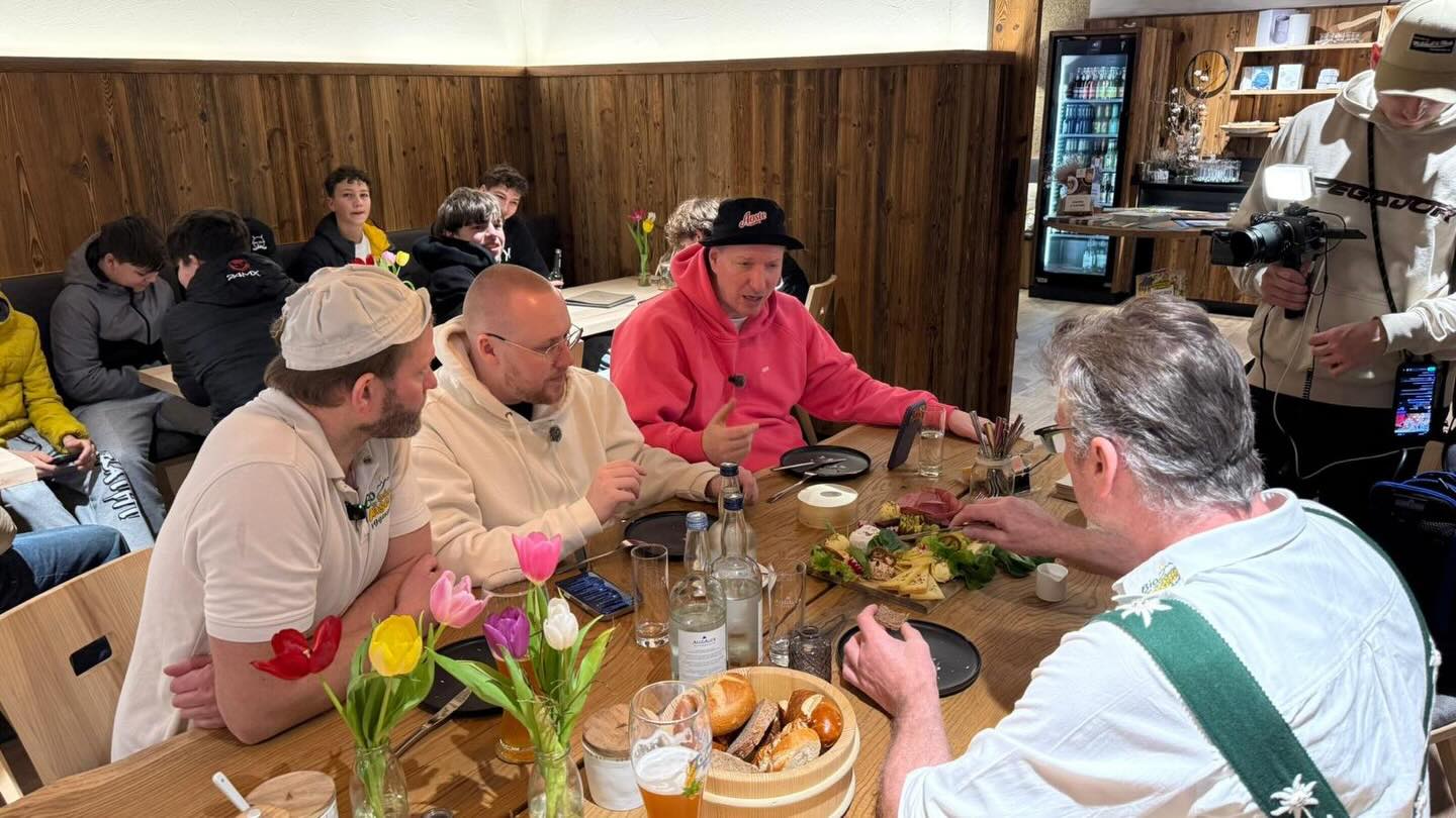 🔥 Streamer-Power trifft Allgäuer Käse! 🧀 Am Samstag (21.02.) legten die bekannten Streamer Max Schradin und Zarbex während ihrer 7-tägigen Alpenreise einen spontanen Stopp bei uns in der Bio-Schaukäserei Wiggensbach ein.
Schon auf der Grünen Woche in Berlin konnten sie sich in der Bayernhalle von unserem Käse überzeugen – und die Begeisterung ließ sie nicht mehr los. 💛https://www.youtube.com/watch?v=D13jnScDc1U (Minute 48)
Also hieß es: Auf ins Allgäu!
Vor Ort waren sie beeindruckt vom historischen Ziegelgewölbekeller, der Handwerkskunst und den Menschen hinter unseren Produkten. Natürlich durfte eine gemeinsame Verkostung nicht fehlen. 😍
Was dann passierte, hat selbst uns überrascht:
Bis zu 45.000 Zuschauer waren live dabei – und innerhalb kürzester Zeit gingen über 1.000 Bestellungen ein. Unser Onlineshop war zeitweise sogar überlastet! 🚀
Danke für euren unglaublichen Support!
Allgäuer Käseliebe geht viral. 🧀✨#käseliebe #livestream #viral #wintertour2026 #twitch
