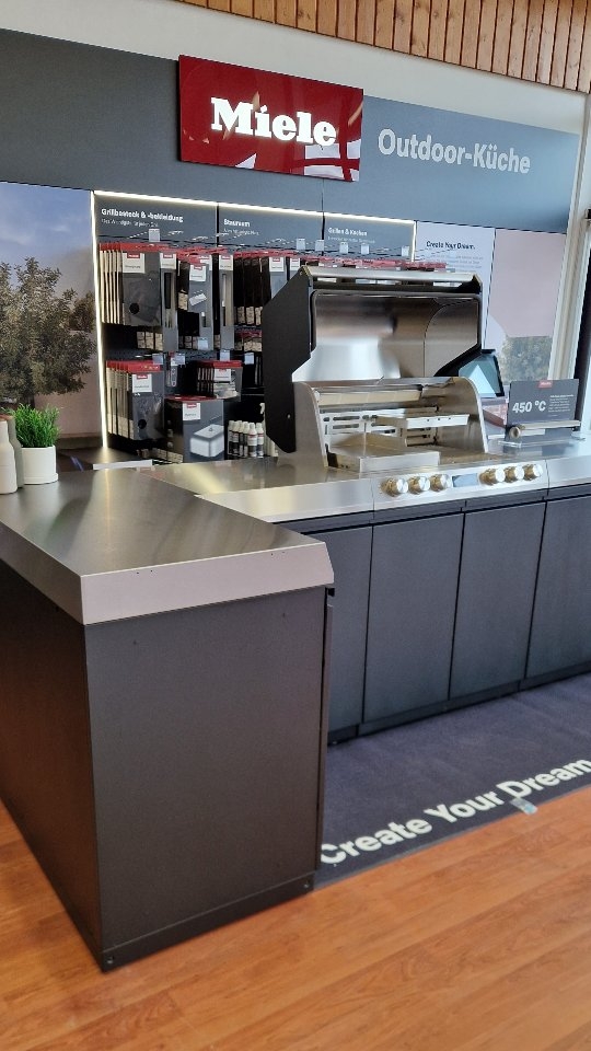 ✨️ Neu eingezogen im GRILLOFT: die brandneue Miele Outdoorküche.
Zu unserer Eröffnung am 07.03.26 wird ein Miele‑Experte auf dem neuen Modell live grillen und kochen. 🔥👨🍳
Kommt vorbei zum Zuschauen und Probieren. 😋
#grilloft #neumarktinderoberpfalz #miele #grill #outdoorküche