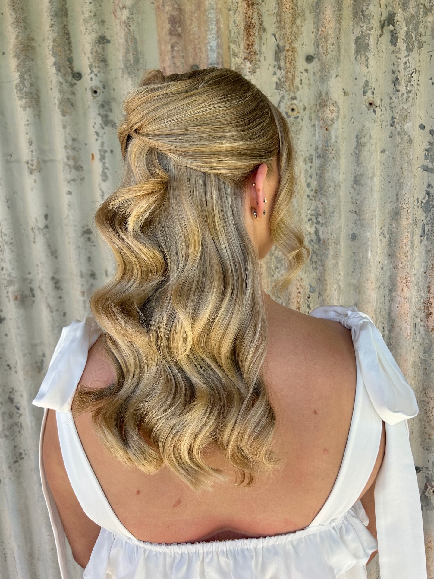 A gorgeous half up/half down with buttery, gloss waves for bride CLARE by @bridalglowco CHELSEA D 🫶
To see if CHELSEA D is free for your wedding day hairstyling please get in touch via our site and we’ll get back to you with all the details 💕 If you need a makeup artist too we can also help out with that making all of your bridal beauty needs effortless x