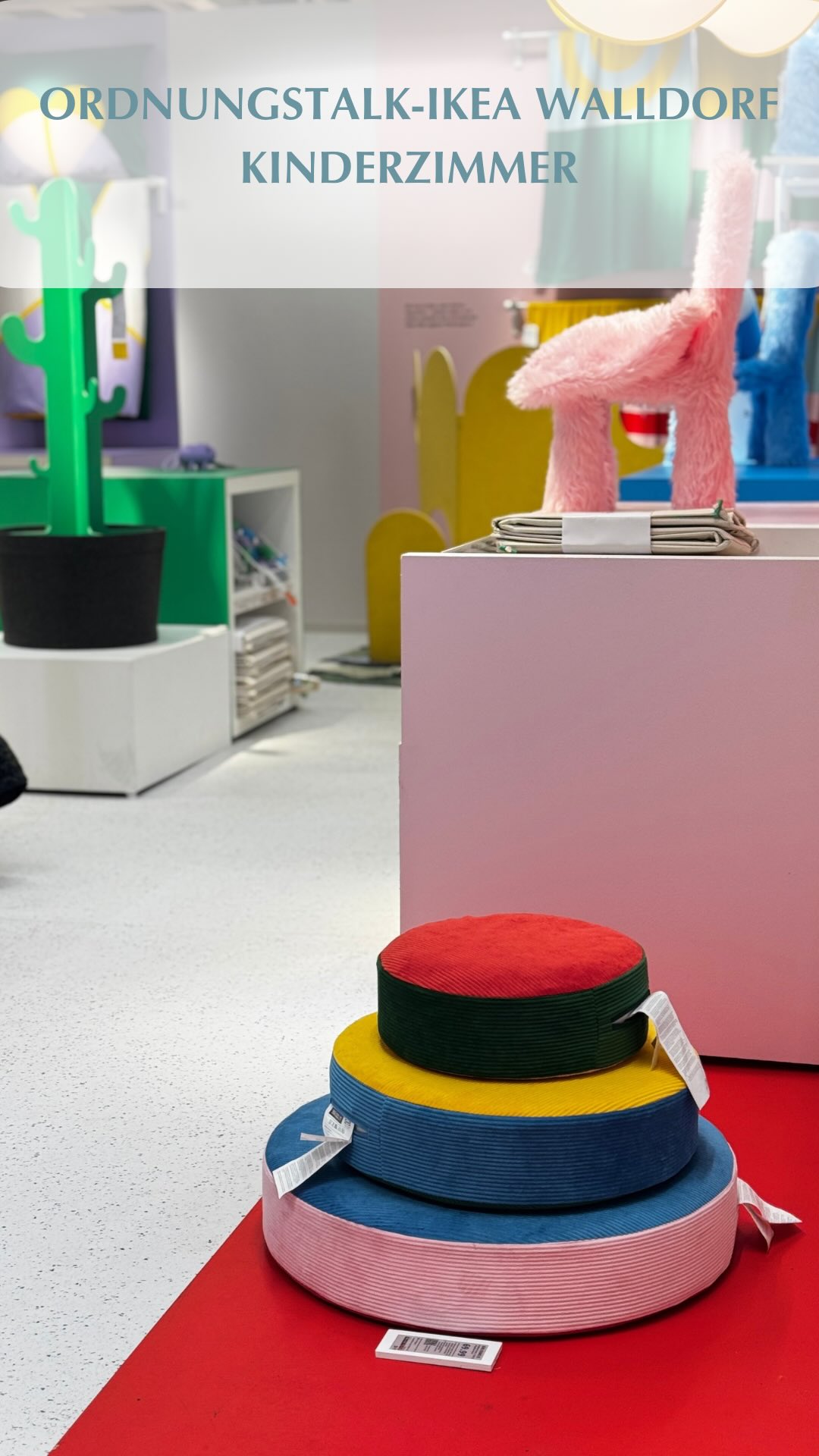 Warum endet das Kinderzimmer eigentlich so oft im Chaos?
Beim IKEA Ordnungstalk in Walldorf wurde schnell klar: Meist fehlt nicht die Motivation — sondern das passende System.
👉 Typische Ursachen für Chaos
• zu viel Spielzeug gleichzeitig verfügbar
• keine festen Plätze für Kategorien
• Ordnungssysteme nicht auf Kinder ausgelegt
• wechselnde Interessen & Entwicklungsphasen
• Eltern räumen allein → Verantwortung fehlt beim Kind
👉 Die 5 Grundregeln für mehr Ordnung
• weniger Spielsachen = leichteres Aufräumen
(z. B. Spielzeugrotation)
• jede Kategorie braucht einen festen Platz
• kindgerechte Zugänglichkeit
(niedrige Möbel, offene Lösungen)
• Sichtbarkeit bewusst steuern
(sichtbar = aktiv, unsichtbar = ruhig)
• flexible Lösungen statt perfekter Endzustand
👉 Klare Zonen im Kinderzimmer helfen sofort
🧸 Spielzone → offene Boxen & Kategorien
📚 Lesezone → Bücher sichtbar & gemütlicher Rückzugsort
🎨 Kreativzone → mobile Materialien & begrenzte Auswahl
👕 Kleiderzone → Lösungen, die Selbstständigkeit fördern
👉 Kinder ins Aufräumen einbeziehen
• Aufräumen als Fähigkeit vermitteln
• kleine Routinen statt Großaktionen
• visuelle Hilfen nutzen (Fotos, Symbole)
• Mitentscheiden beim Aussortieren lassen
👉 Quick Wins für den Alltag
• 1 Kategorie pro Woche aussortieren
• bewusst freie Boxen schaffen
• Spielzeugrotation testen
• 5-Minuten-Reset am Abend
• Korb für „Wander-Spielzeug“
Die wichtigste Erkenntnis:
Ordnung im Kinderzimmer entsteht nicht durch Perfektion — sondern durch einfache Systeme, die für Kinder funktionieren.
Ich bin Melanie, deine Ordnungsexpertin und organisiere Schubladen, Schränke und Räume so, dass Ordnung endlich funktioniert und Aufräumen leichter wird.
ORDNUNGSSYSTEME FÜR ZUHAUSE
EFFIZIENTE RAUMORGANISATION
PROFESSIONELLE AUFRÄUMHILFE
#ordnungmachtglücklich #ordnungsexpertin #ordnungkinderzimmer #ikeawalldorf