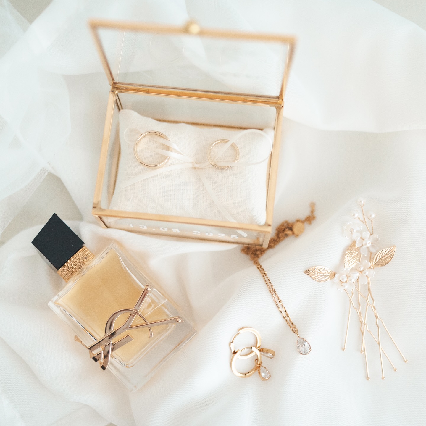 Das ist der Anfang von allem.
Bevor Gäste da sind.
Bevor Musik läuft.
Bevor jemand „Ja“ sagt.
Ringe. Schmuck. Parfum.
Die kleinen Details, die diesen Tag greifbar machen.
Genau hier beginnt die Geschichte.
#hochzeit2025 #gettingready #weddingdetails #hochzeitsreportage #brautpaar