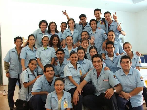 20 años atrás salí del CRIT OCCIDENTE en
Guadalajara.💛💜🥹
Fueron tres años de un trabajo que fue escuela de calidad humana, de calidad en atención, de empatía hacia la discapacidad, de revolución de la fisioterapia neurologica, de amistades que hasta el día de hoy mantenemos la comunicación, de admiración por referentes actuales médicos, terapeutas, psicólogos y otros especialistas de la rehabilitación en México.
Todo bien. Todo lindo. Nostalgia de las más hermosa.
Familias que nunca olvidas. Pacientes que te siguen dejando marca. Un equipo que se hizo familia y que nunca se va de tu corazón.
Agradezco todos los días por dejarme esta misión:
“La ciencia (y el amor) al servicio de la vida y el hombre”
#fisioterapia #crit #teleton #critoccidente #recuerdos