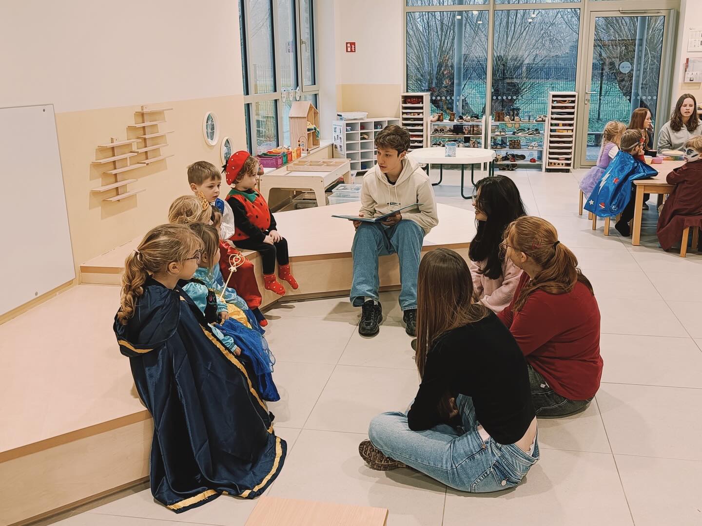 Op bezoek bij de buren 🙋🏻♂️. Onze derdejaars humane ontwikkelden workshops voor de kleutertjes van basisschool Einstein. Via een voorleessessie, een fantasiespel en verschillende knutselactiviteiten konden onze leerlingen de fysieke, cognitieve en socio-emotionele ontwikkeling van de kinderen observeren, én erop inspelen. Een meer dan geslaagde voormiddag vol pret en participatieve observatie!