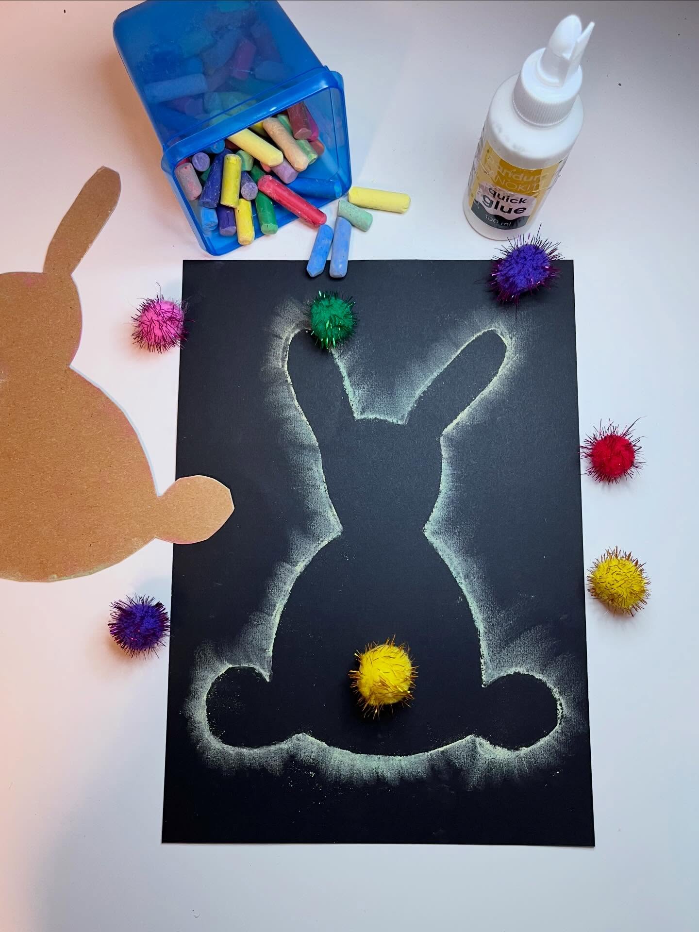 🇬🇧WARNING! a new activity for kids: the shadow of the Easter Bunny!
He’s fast and sneaky. We rarely see him, while he visits gardens and homes every year.
It’s the Easter Bunny, of course!
Because he’s almost invisible, we’ve decided to draw his shadow.
Using a cardboard stencil, chalk, black paper and a small pompom, children can create a mysterious bunny.
It’s a quick and simple activity that’s perfect for getting ready for Easter with the kids.
👉 The full tutorial and list of materials are available on my website (link in bio).
—
🇫🇷 Alerte nouvelle activité pour enfants : l’ombre du lapin de Pâques
Il est rapide et furtif…
On ne le voit presque jamais, et pourtant chaque année il passe dans les jardins et les maisons.
Bien sûr… c’est le lapin de Pâques.
Puisqu’il est presque invisible, nous avons décidé de dessiner son ombre.
Avec un pochoir découpé dans du carton, un peu de craie, du papier noir et un petit pompon, les enfants peuvent créer un lapin mystérieux dont seule l’ombre apparaît.
Une activité rapide, simple et parfaite pour préparer Pâques avec les enfants.
👉 Le tutoriel complet et la liste du matériel sont disponibles sur mon site (lien en bio).
—
#panduro #easterbunnycraft #funbudgetplay #pysseltips #easterdiy
—
Loisir créatif enfant | Easter bunny | Lapin de Pâques | Påsk pyssel med barn | Easy craft ideas