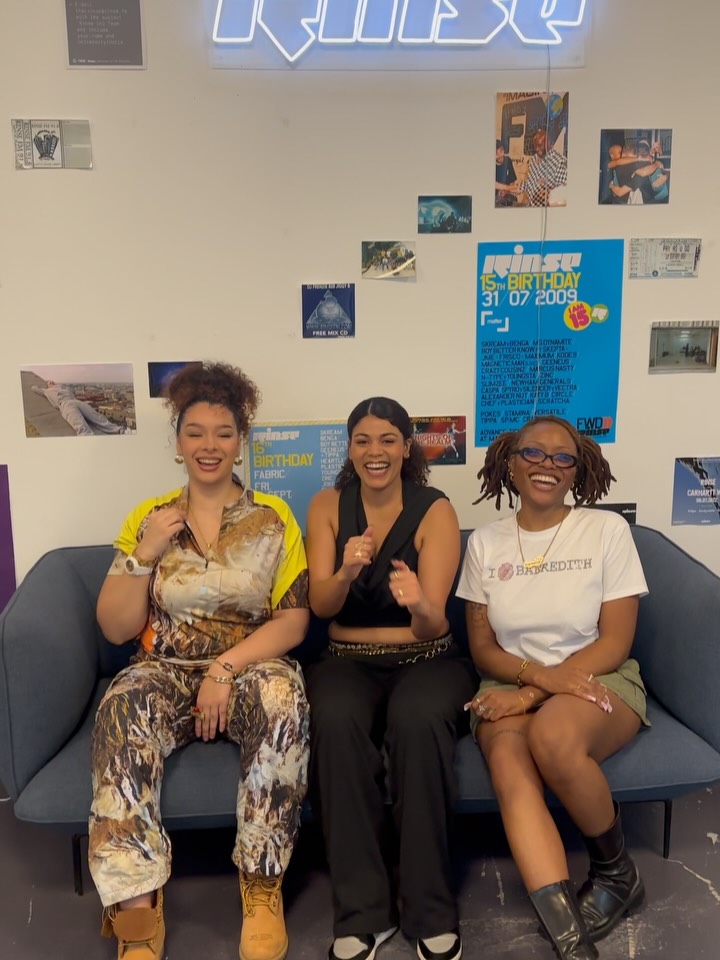 EP.04 de Ondi Kwa Show ✨ OUT 🔛🔊
Que le haut niveau.
Autour du micro 🎤: @baeredith_ et @its.neissy
Des univers forts, des voix singulières, des artistes à suivre 🫂
Avec l’Ondi Kwa Show, je continue de créer un espace pour les voix émergentes,
les femmes, les personnes queer
et les cultures afro-diasporiques dans la musique et le club.
🎙 Ondi Kwa Show by @lolaondikwa
📺 Dispo sur YouTube
📡 @rinsefrance FM
Go check 👀👂🏽On continue ✨