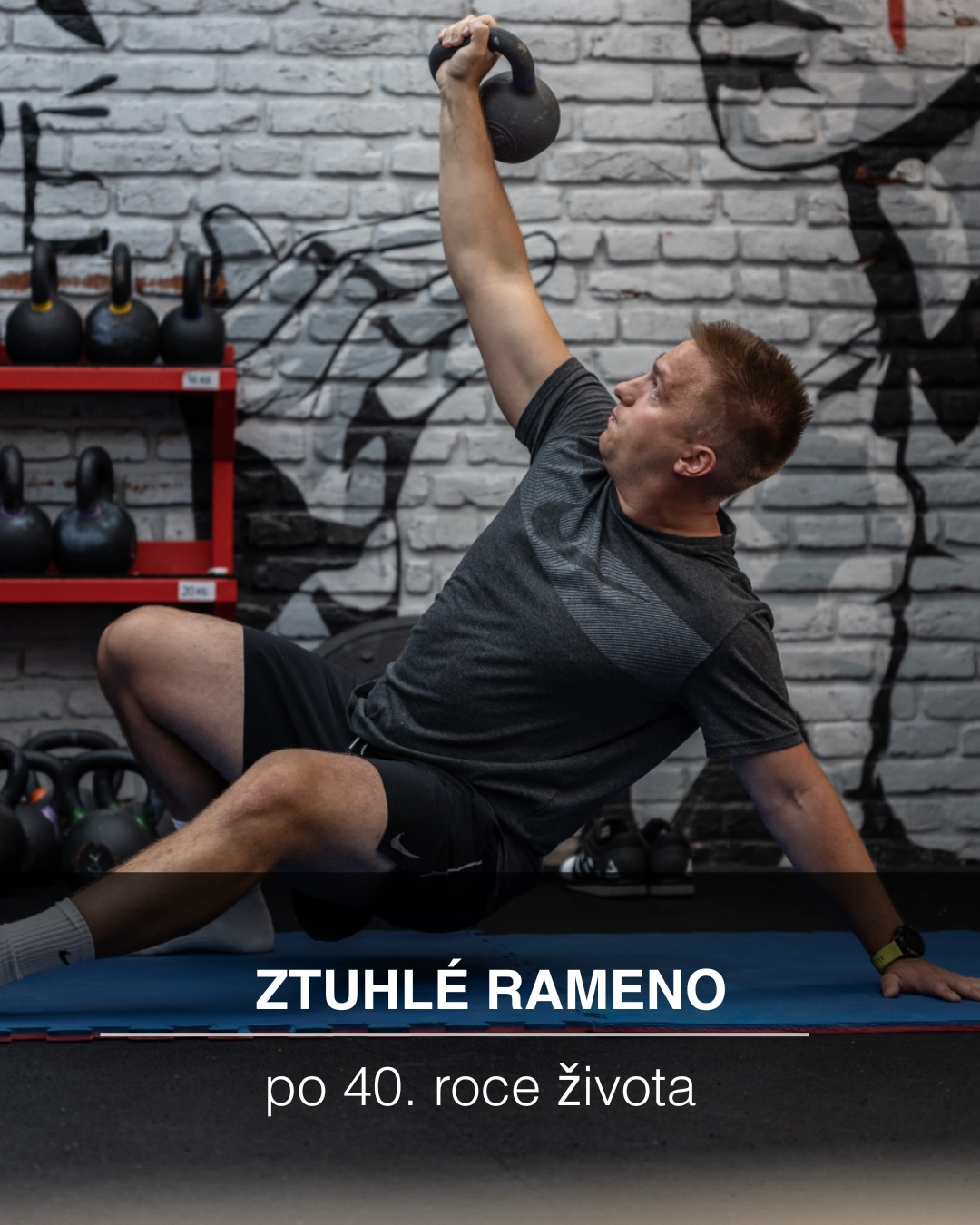 „Honzo, od doby co mi je 40 let, rameno už není co bývalo.“ Toto mi říkají moji přátelé a klienti a pro mě je to informace, jak se o sebe starají. Ovšem najdeme za tím i vědecké důkazy a logická vysvětlení.
Co říká věda?
• Degenerativní změny rotátorové manžety jsou po 40 běžné.
• Až 50 % lidí má trhlinu bez bolesti.
• MRI nález ≠ automaticky příčina bolesti.
To znamená jediné:
👉🏽 Struktura sama o sobě nestačí vysvětlit bolest.
👉🏽 Rozhoduje funkce, síla a způsob zatížení.
A přesně tady začíná práce systematického silového tréninku.
Co se typicky děje po čtyřicítce?
- méně pohybu nad hlavou
- více sezení
- méně silového tréninku
- více „šetření“
Rotátorová manžeta má stabilizovat hlavici pažní kosti. Když ztratí sílu a koordinaci, rameno začne být citlivé. A tělo reaguje ztuhlostí. Ne proto, že je zničené, ale proto, že není dostatečně adaptované.
Co skutečně funguje a je podloženo vědou?
- Cílený silový trénink (mírná až střední zátěž)
- Kontrolované tempo
- Práce na lopatce, ne jen gumička na rotátory
- Postupné vracení rozsahu
- Kombinace síly + mobility
Ztuhlé rameno po 40 není „opotřebení“.
Je to adaptace na to, jak tělo používáš.
A stejně jako jste si vybudovali kariéru, rodinu a zodpovědnost, můžete si vybudovat i silné, funkční rameno.
Jen to chce systém a ne náhodné cviky z internetu. Pokud máš rameno, které „už není co bývalo“, možná není slabší. Možná jen potřebuje jiný přístup.
Já se svou prací opírám o biomechaniku, fyziologii a postupné zatěžování tkání, a ne jen o trendy a rychlá řešení. Právě proto silový trénink po 40 letech dává ještě větší smysl než kdy dřív.💪🏽
#brotasfitness #rameno #bolesti #posilovani #rehab