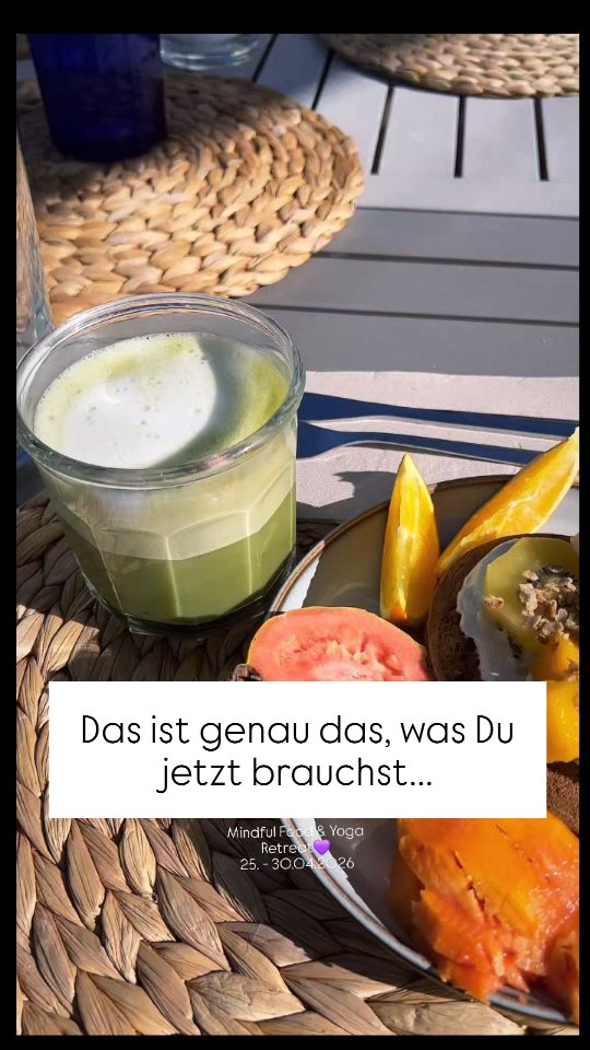 Das ist genau das, was Du jetzt brauchst…
Das inner you Mindful Food & Yoga Retreat ist mehr als eine Auszeit – es ist eine bewusste Rückkehr zu dir selbst. Eingebettet in die kraftvolle Natur Teneriffas entsteht ein Raum, in dem Körper, Geist und Sinne wieder in Balance kommen dürfen. Fern vom Alltag, fern vom Funktionieren – nah bei dem, was wirklich nährt.
Dich erwarten achtsame Yoga-Sessions, tiefe Entspannungsmomente und eine Küche, die nicht nur satt macht, sondern stärkt. Unsere pflanzenbasierte, glutenfreie Mindful-Food-Küche versorgt dich mit lebendiger Energie, Leichtigkeit und Genuss – liebevoll zubereitet, natürlich, kreativ und voller Geschmack. Jede Mahlzeit ist Teil des Retreat-Erlebnisses und unterstützt dich dabei, dich klarer, ruhiger und verbundener zu fühlen.
Dieses Retreat ist für Menschen wie dich, die spüren, dass sie eine Pause brauchen – nicht nur körperlich, sondern innerlich. Für alle, die sich neu ausrichten, auftanken und Inspiration mit nach Hause nehmen möchten. Du lernst nicht nur neue Impulse für Ernährung und Bewegung kennen, sondern auch, wie sich echte Achtsamkeit im Alltag anfühlen kann.
Gemeinschaft, Tiefe, Leichtigkeit und echte Herzensmomente machen diese Tage zu etwas Besonderem. Viele kommen, um sich eine Auszeit zu gönnen – und gehen mit neuer Klarheit, frischer Energie und einem Gefühl von innerer Stärke.
Wenn du dir selbst etwas wirklich Wertvolles schenken möchtest: Das ist dein Raum. Dein Reset. Dein inner you Moment. 💜