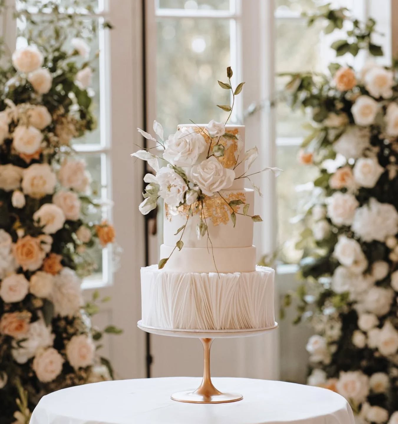 Delicate sugar flowers, gold leaf, and wafer paper accents 🤍
Mike & Lauren's elegant and sophisticated centrepiece at the beautiful @deerparkcountryhouse 💫
@ivyhousephotography
@fromthewildflorist
@lauren.stewart_
#deerparkweddingvenue #deerpark #weddings2026 #weddingcakedesign