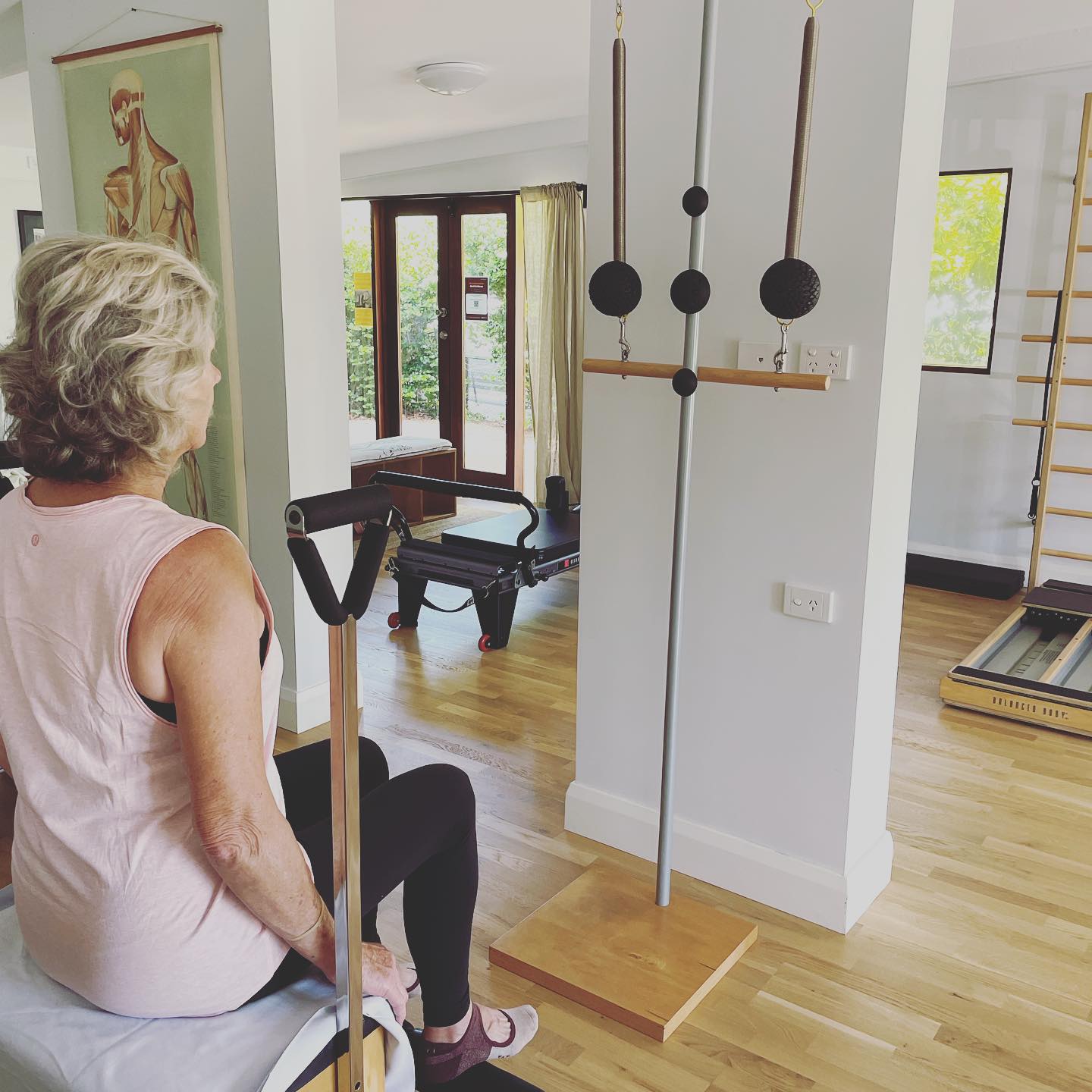 Working on improving the visual system whilst moving, therefore helping to improve balance. I attended the @body_organics_education ‘Chucky a Wobbly’ workshop on balance on Friday. Let your eyes track from dot to dot finding different fields of vision whilst doing the Double Leg Pumps on the Wunda Chair. Sitting is easier, as proprioceptively you have more base of support. Then standing adds more challenge.
_
Balance relies on sensory input from the visual system (sight), vestibular system (spatial awareness) and proprioceptive system (touch). Our brain then processes this information and gives us a motor output. If we can improve all forms of input, visual, vestibular and proprioceptive, we can improve the output, which results in better balance. Or even better hand eye control for sports such as tennis or cricket.
_
I did a similar course online last year, but Carla from Body Organics always has some fabulous ideas on how to use what we have in the Pilates studio. I have been looking for different options for an eye chart, then I saw Carla’s magnet board with her @makarlu_ for eye tracking. I was pretty proud of my improvisation with the Ped-O-Pul and the magnetic Makarlu this morning. 😁
_
After the ‘wobbly’ workshop, I was also fortunate to stay on for a presentation by physiotherapist Louise Drysdale, who works with the dancers at The Queensland Ballet Academy, “Bone Stress Injuries, Adolescent Dancers and Exercise for Bone Health.” It was a great presentation and discussion with like minded professionals. A great learning afternoon at Body Organics.
_
#pilatesandmovement #pilatesandmovementsunshinecoast #pilates #pilatessunshinecoast #sunshinecoastpilates #sunshinecoastfitness #balance #visualsystem #vestibular #proprioception #brainplasticity #peakperformance #visiongym #makarlu